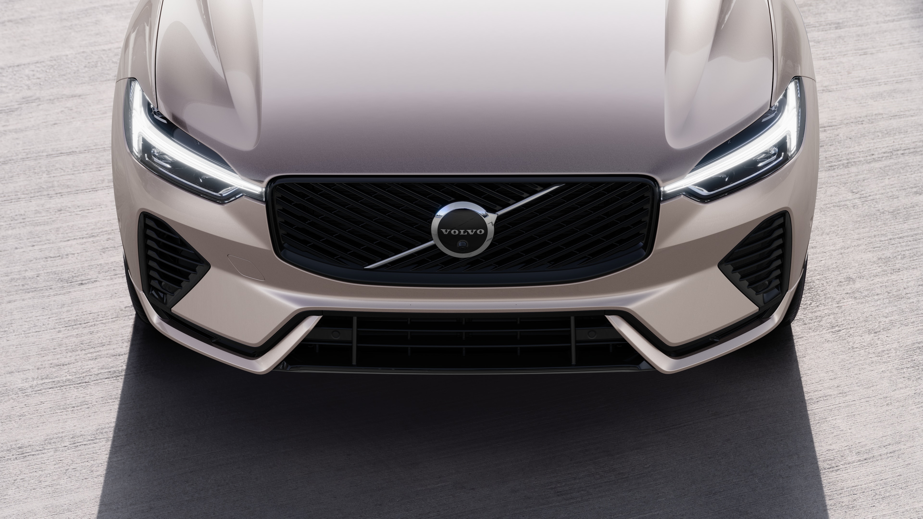 Exterior del vehículo Volvo en vista de tres cuartos sobre un fondo urbano de calles, mostrando un lado, el techo y parte del frente.