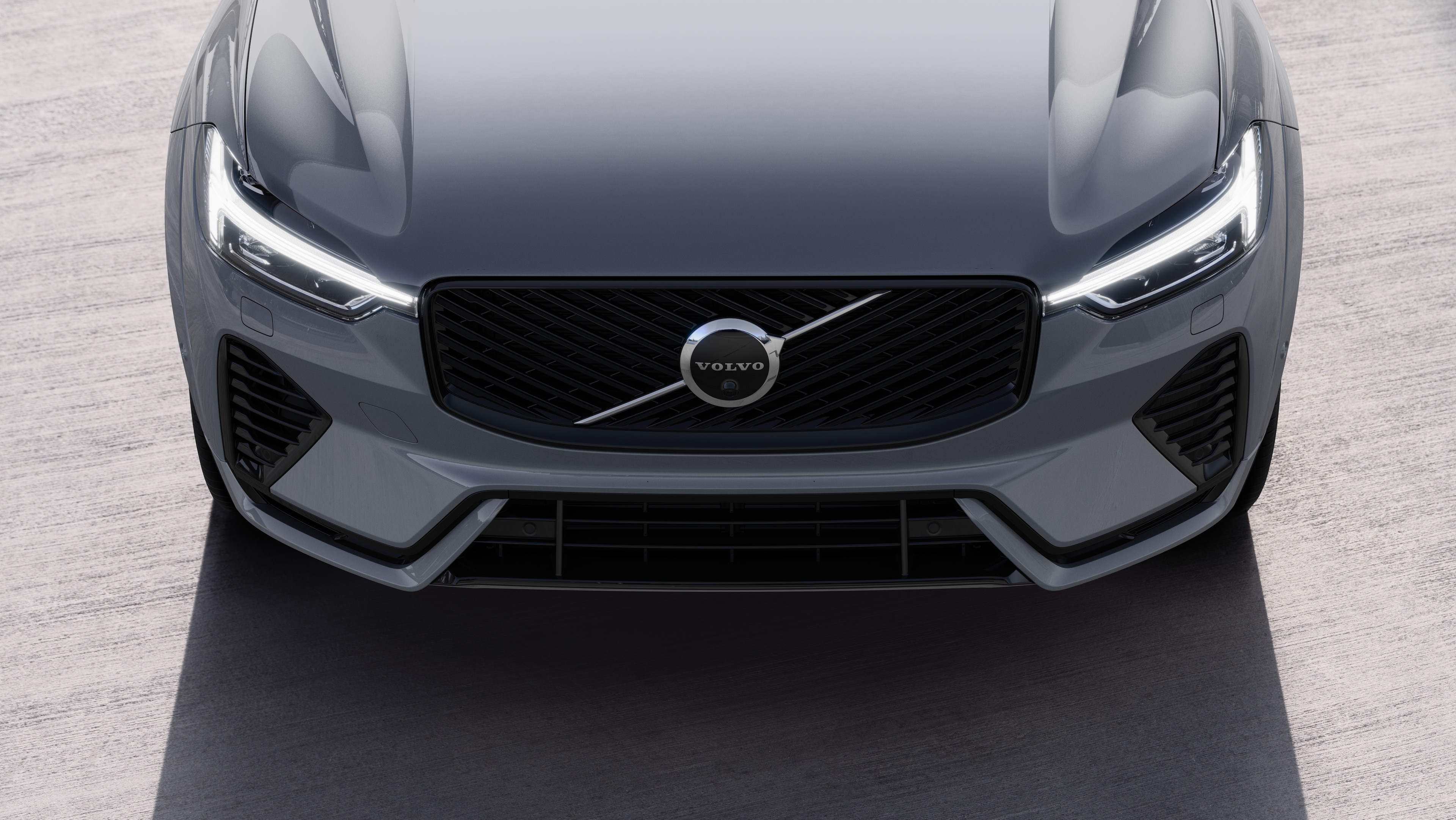 Eksteriøret til en Volvo-bil i trekvart visning på gatebakgrunn i byen, der den ene siden, taket og en del av fronten vises.