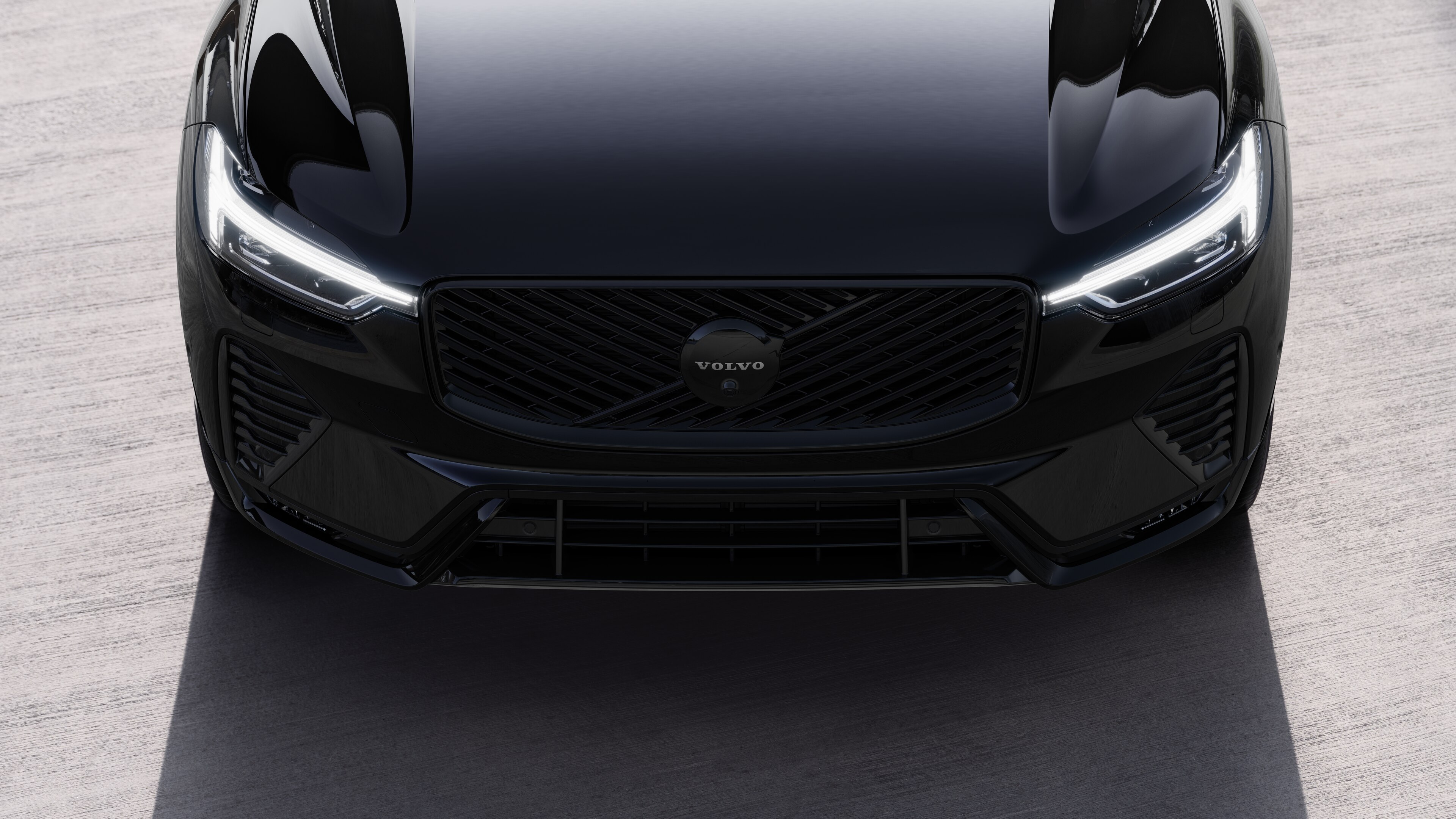 Nadwozie samochodu Volvo w trzech czwartych na tle miejskiej ulicy, z widocznym jednym bokiem, dachem i częścią przodu