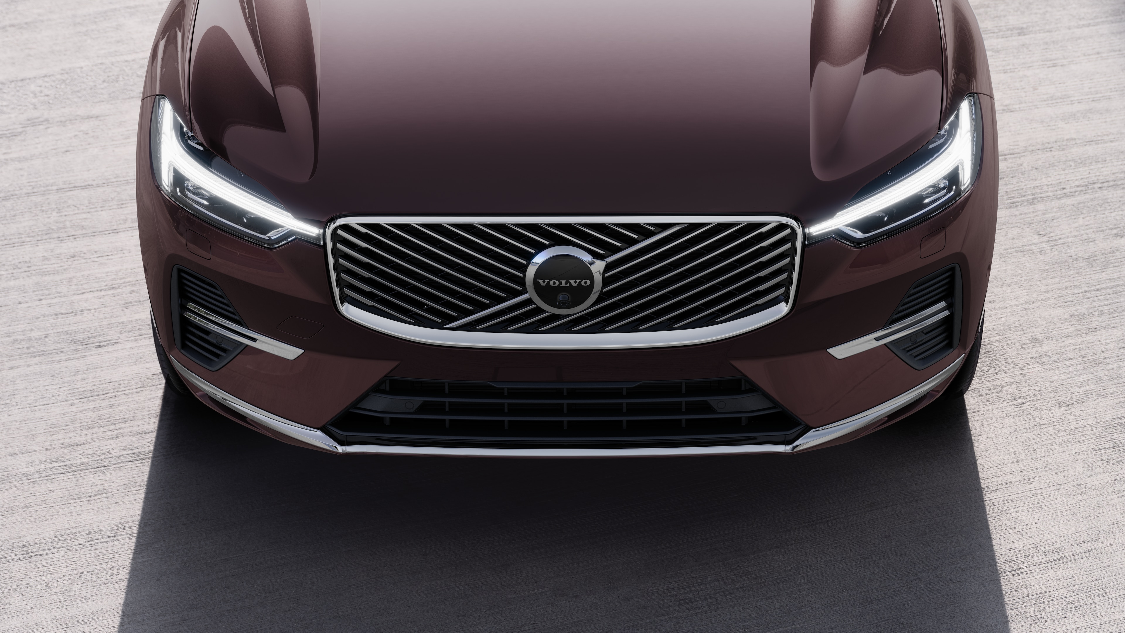 Екстер'єр автомобіля Volvo з оглядом у три чверті на тлі міської вулиці, на якому видно одну сторону, дах і частину передньої частини.