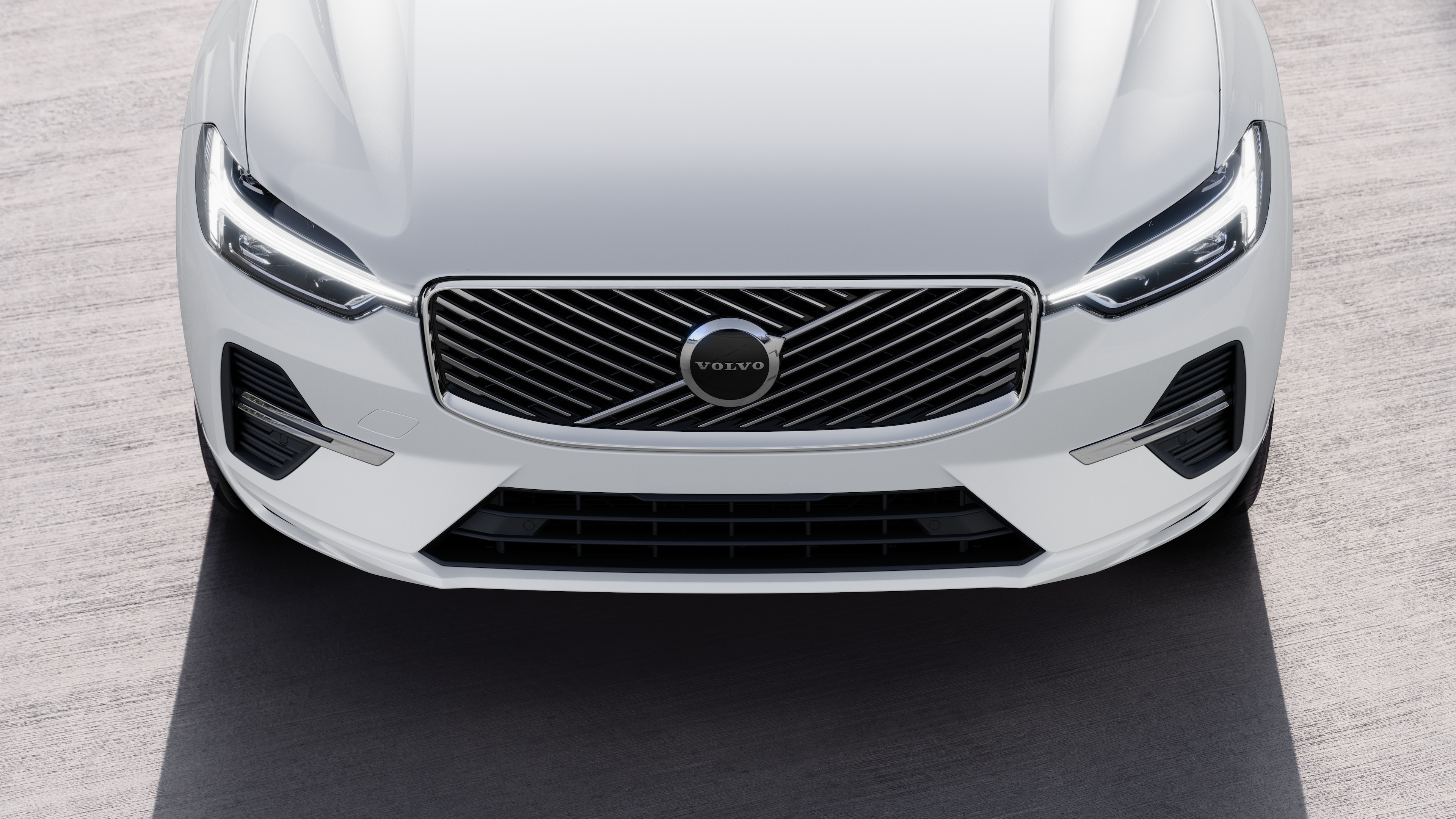 Esterno di un'auto Volvo visto di tre quarti su sfondo urbano con un lato, il tetto e parte della parte anteriore.