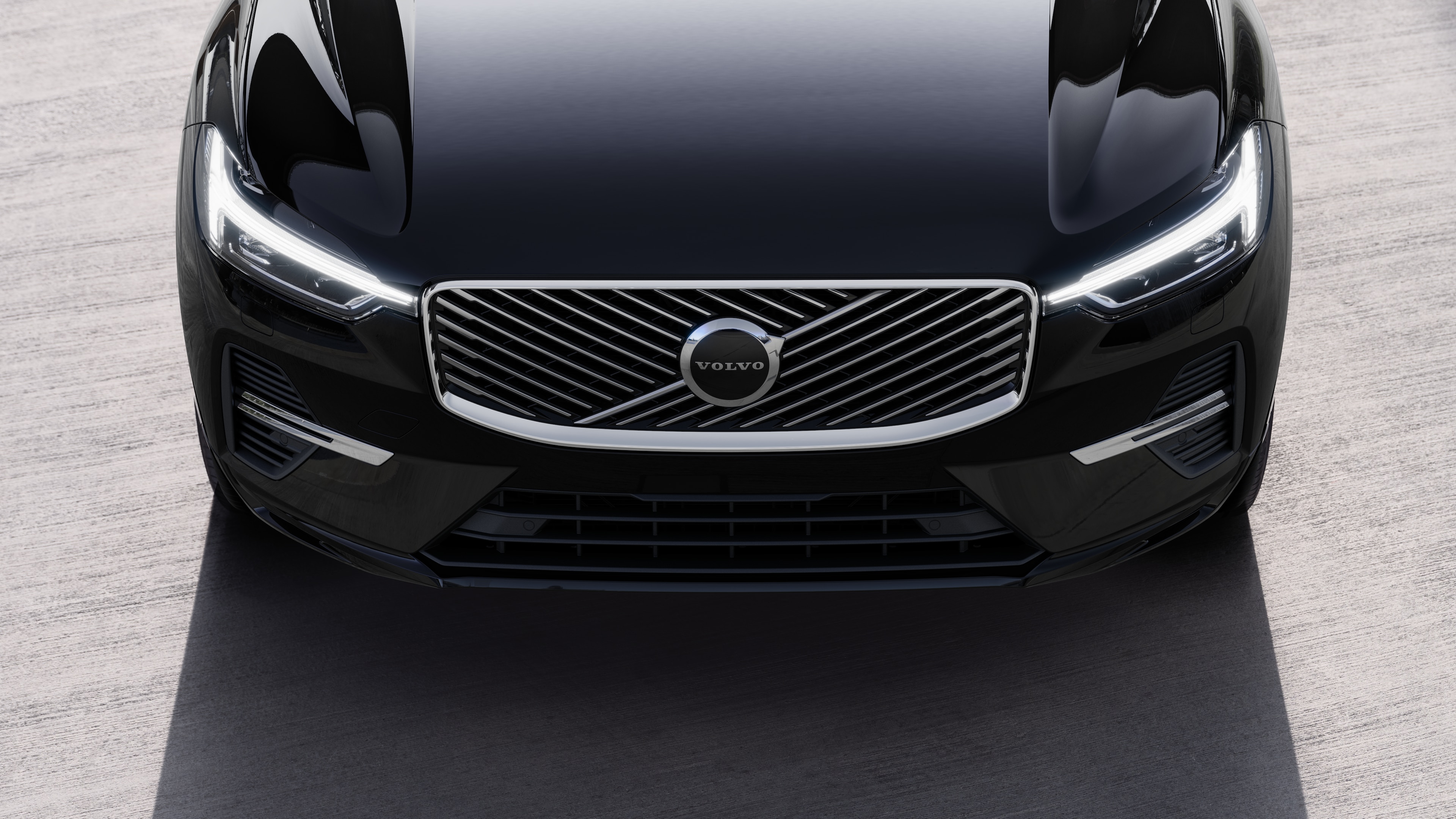 Volvo-auton ulkopuoli kolmen neljäsosan näkymässä kaupunkien katutaustalla, toinen puoli, katto ja osa edestä.