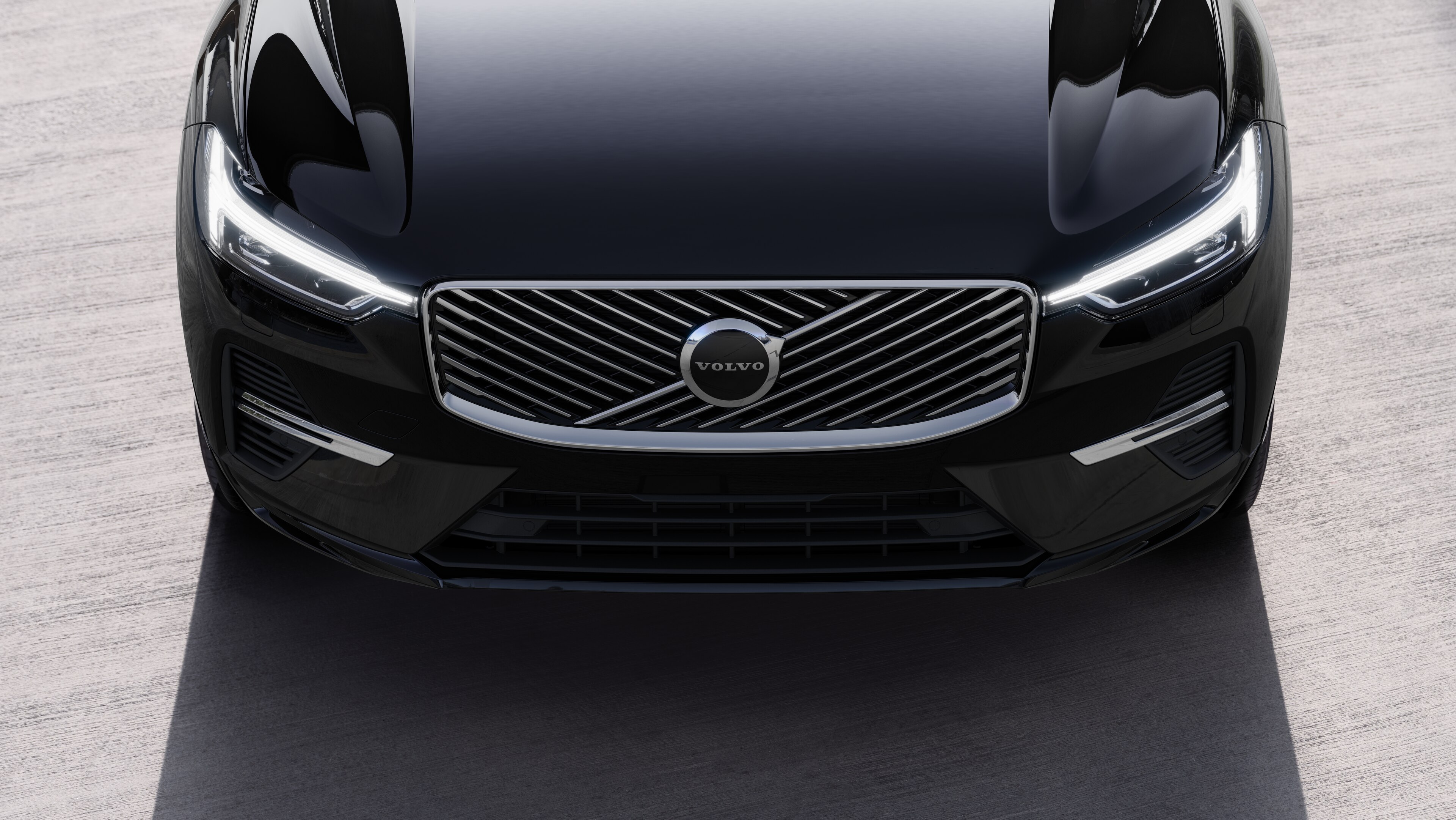 Volvo-auton ulkopuoli kolmen neljäsosan näkymässä kaupunkien katutaustalla, toinen puoli, katto ja osa edestä.
