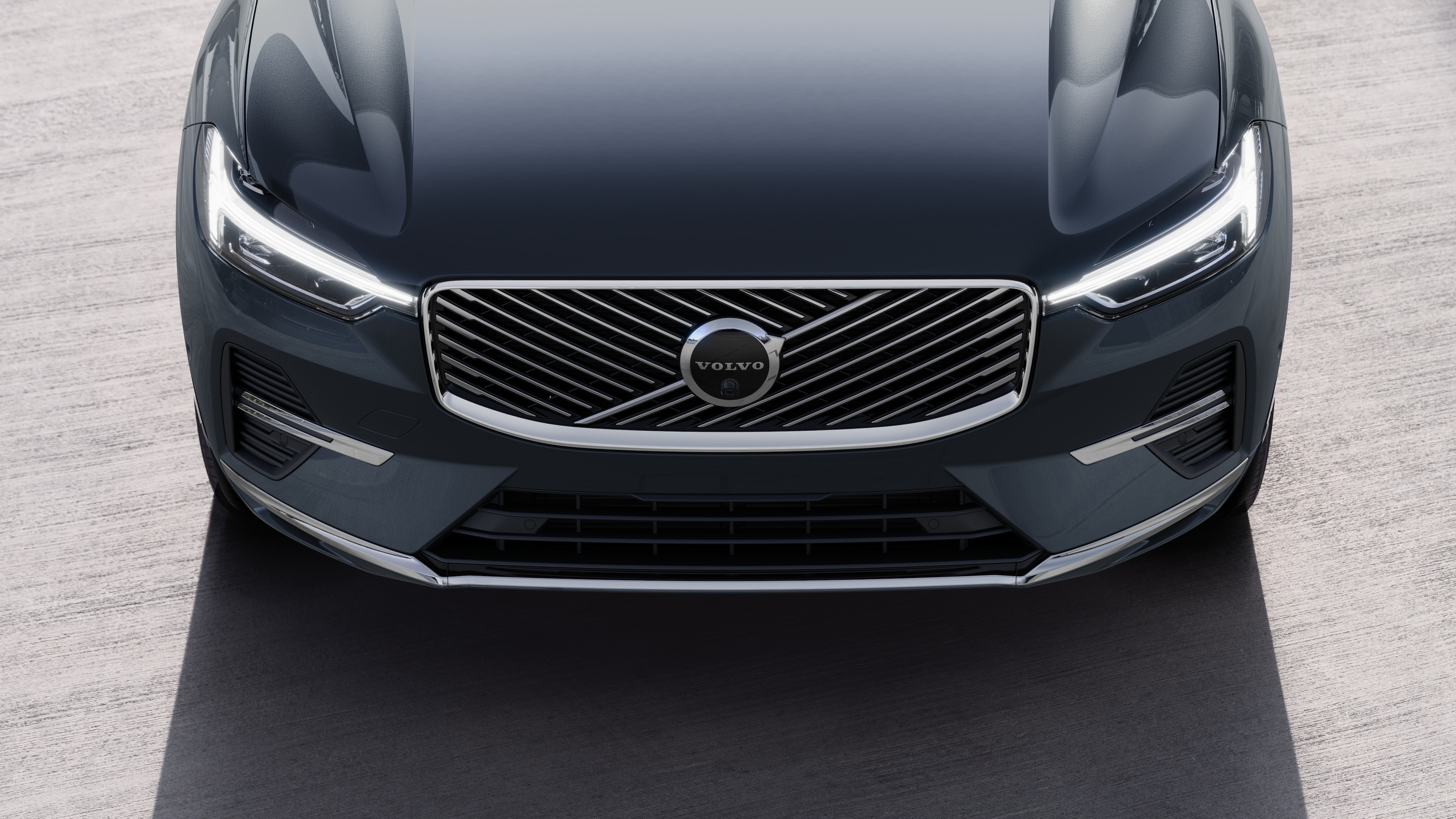都会的な街路を背景に、片側、ルーフ、フロントの一部を4分の3で捉えたボルボ車のエクステリア。