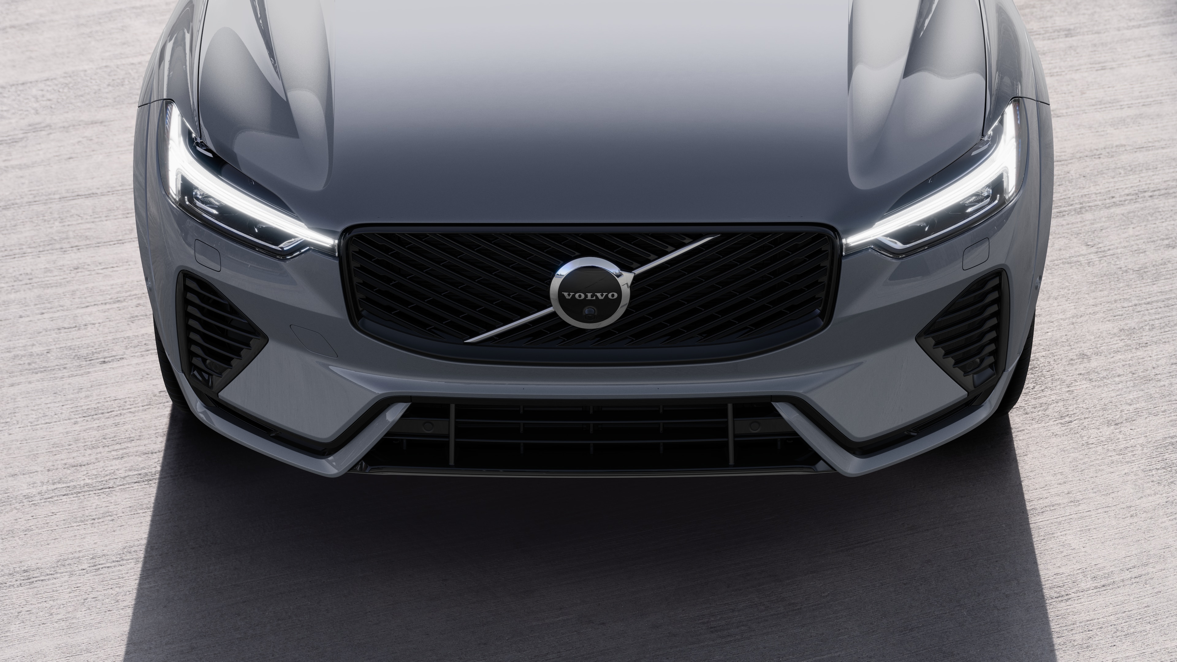 Exterior del vehículo Volvo en vista de tres cuartos sobre un fondo urbano de calles, mostrando un lado, el techo y parte del frente.