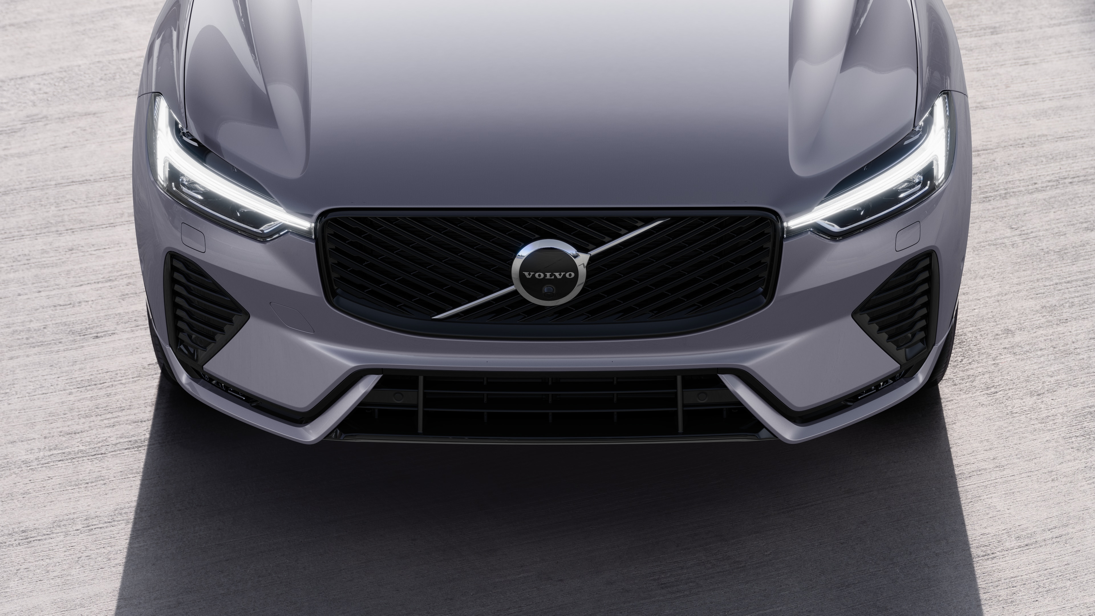 Екстер'єр автомобіля Volvo з оглядом у три чверті на тлі міської вулиці, на якому видно одну сторону, дах і частину передньої частини.