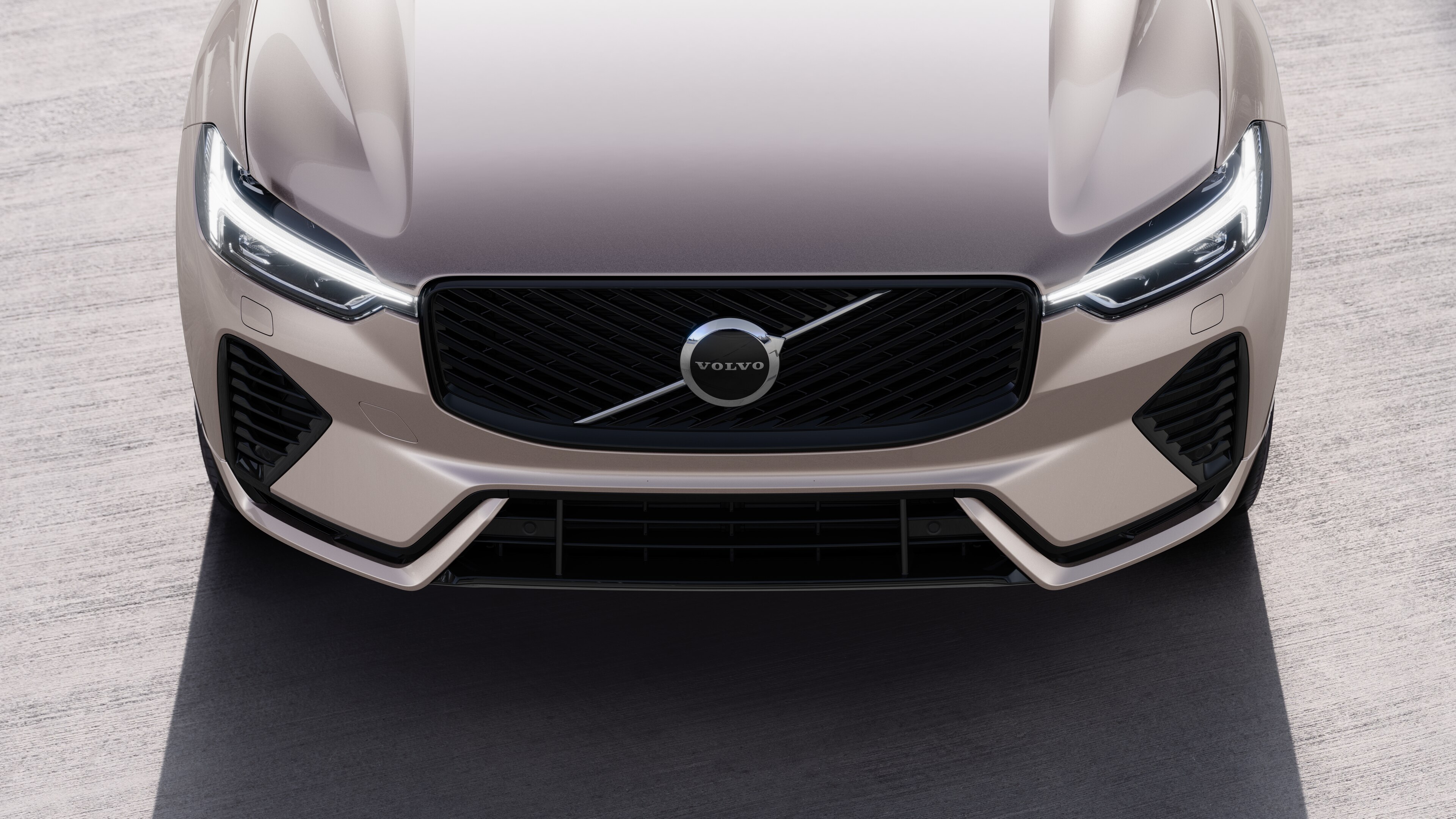 Vue de trois quarts de l’extérieur d’une Volvo sur un fond de rue urbaine, montrant un côté, le toit et une partie de l’avant.