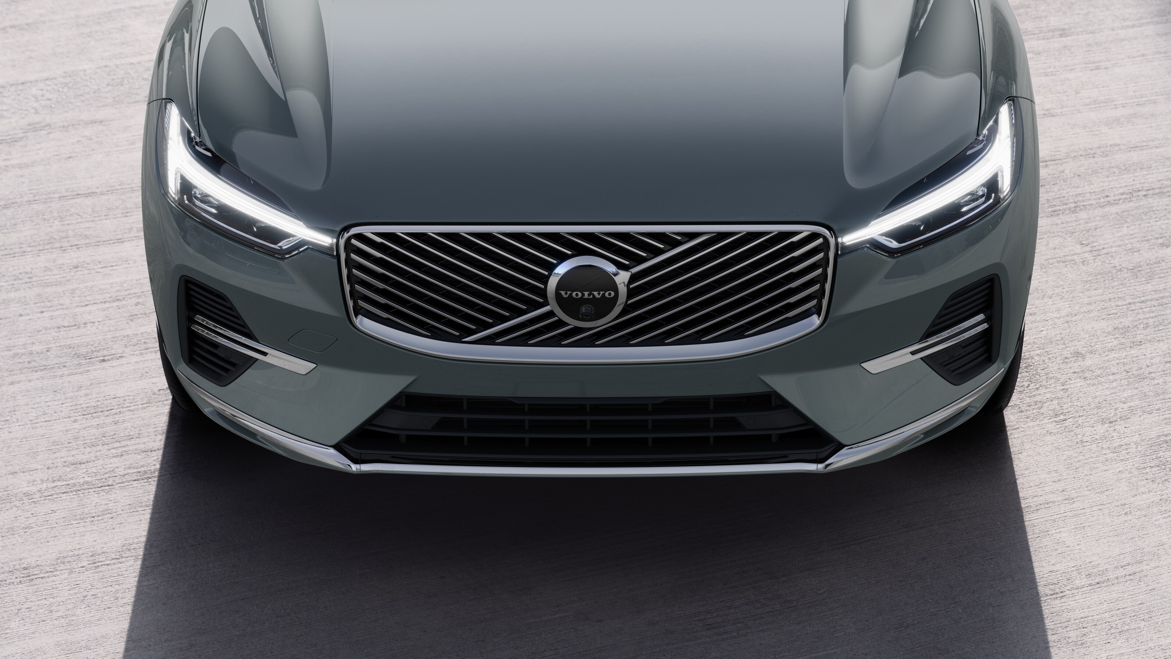 Exterior del vehículo Volvo en vista de tres cuartos sobre un fondo urbano de calles, mostrando un lado, el techo y parte del frente.