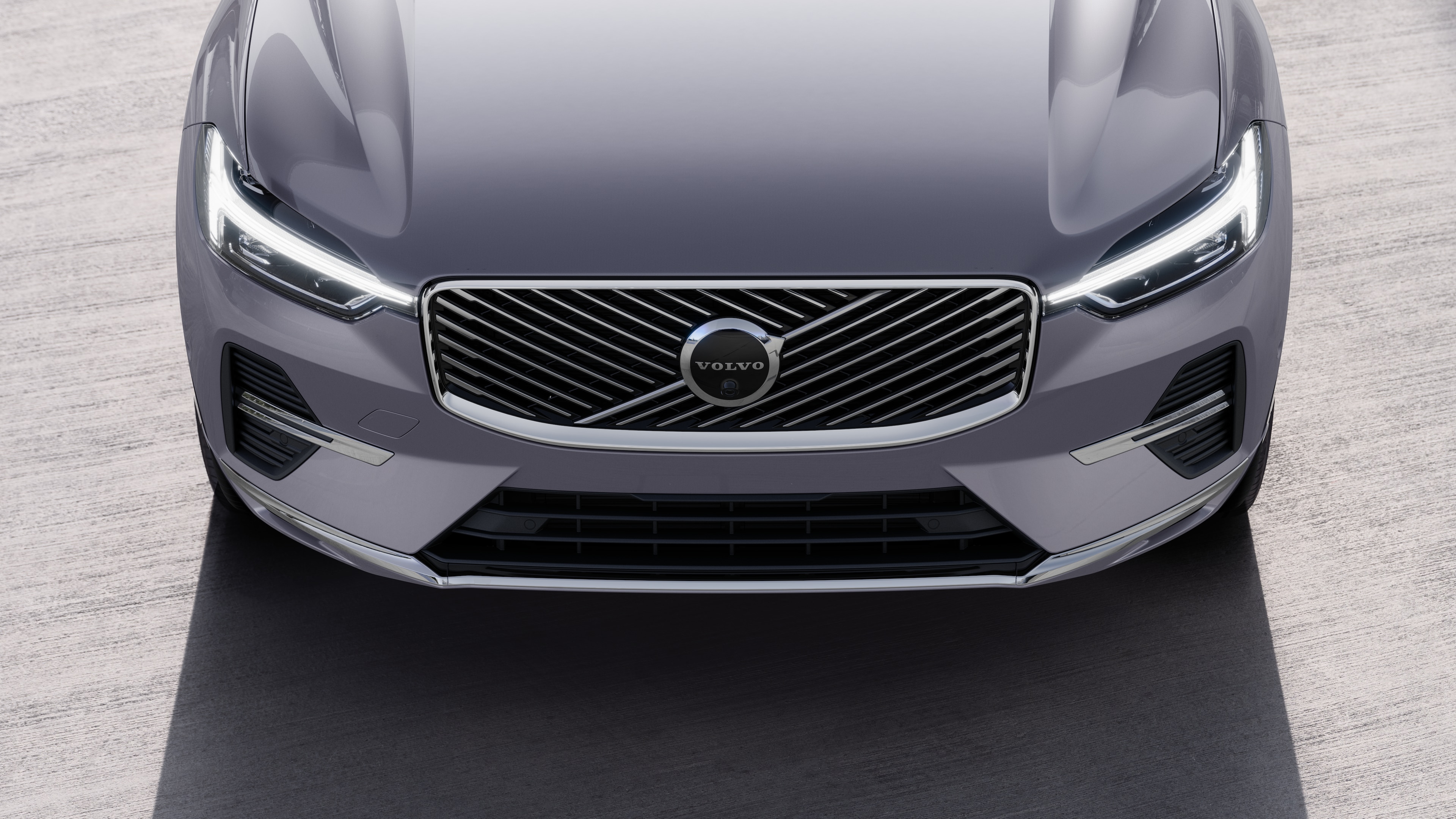 都会的な街路を背景に、片側、ルーフ、フロントの一部を4分の3で捉えたボルボ車のエクステリア。