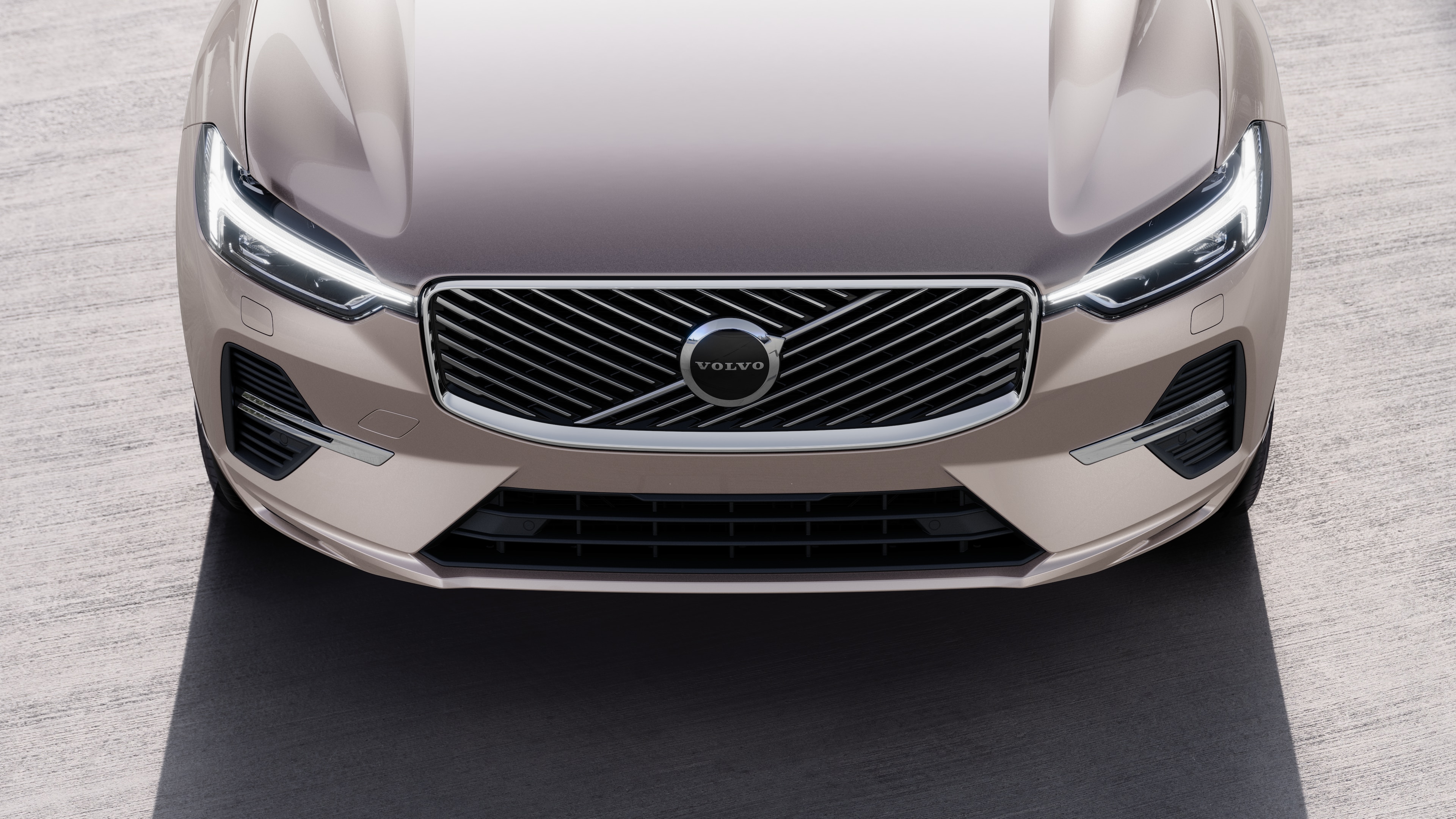 Volvobilens exteriör i trekvartsvy mot en urban gatubakgrund, som visar ena sidan, taket och en del av fronten.