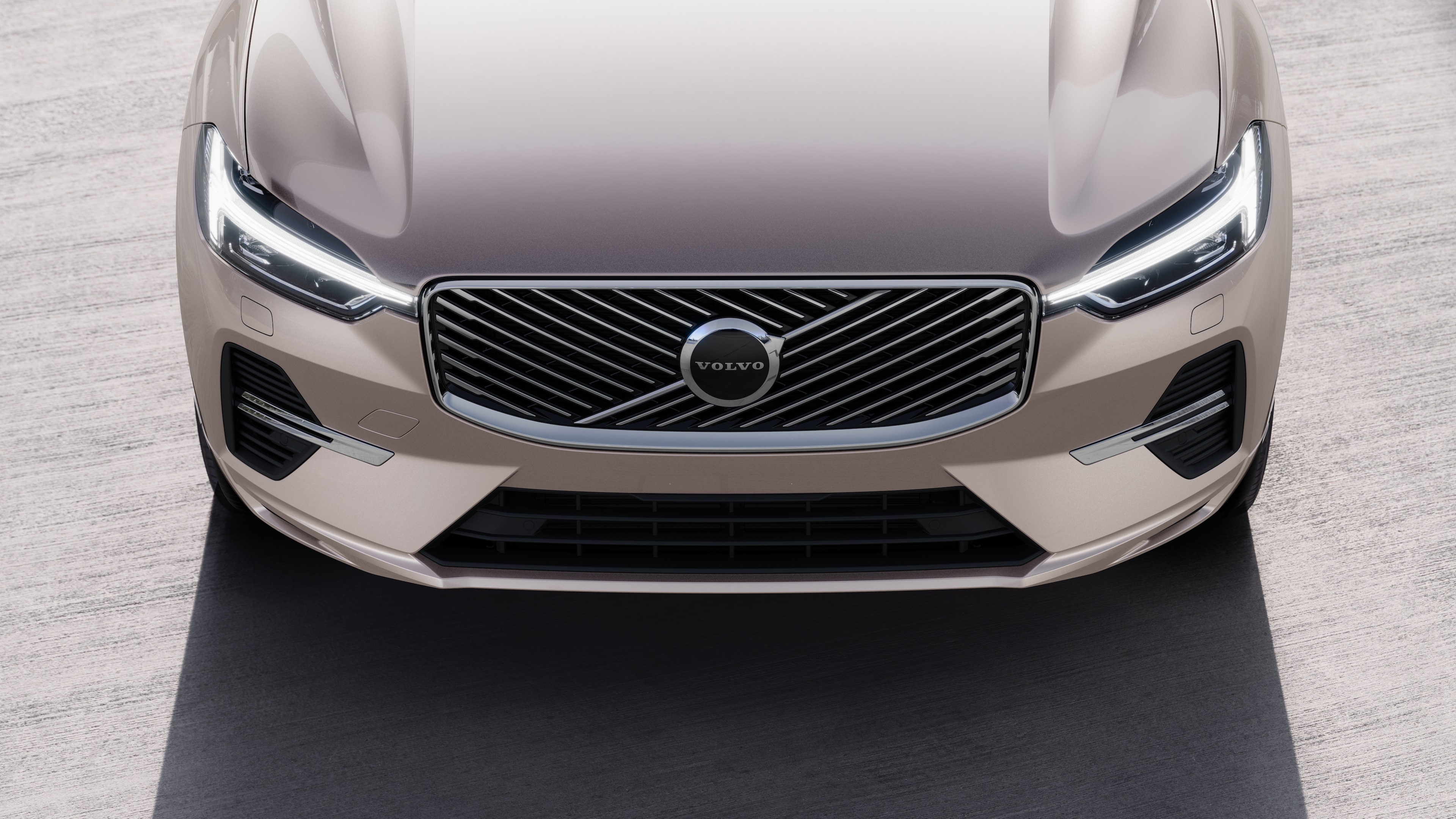 Volvo-auton ulkopuoli kolmen neljäsosan näkymässä kaupunkien katutaustalla, toinen puoli, katto ja osa edestä.