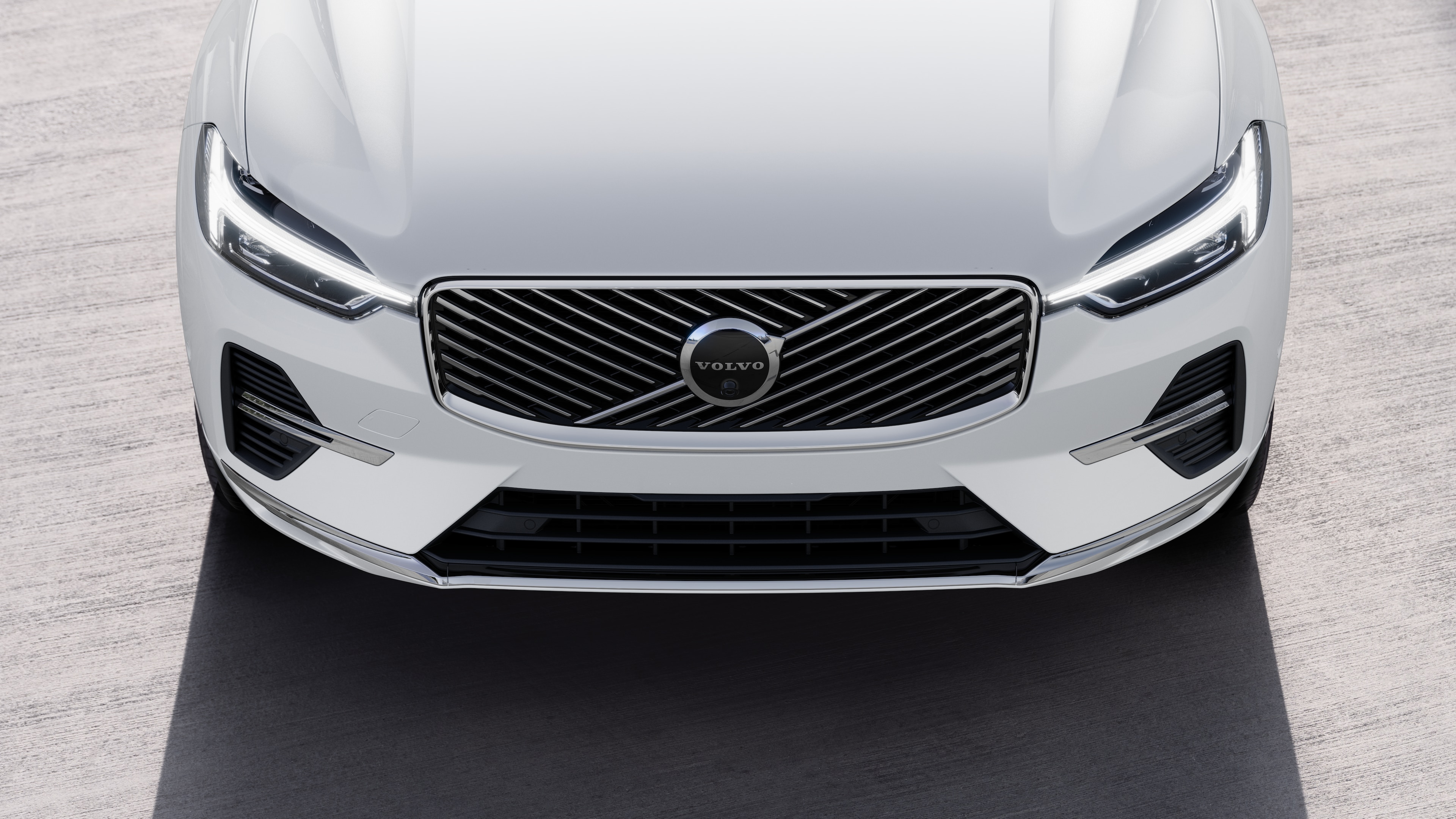 ภายนอกรถยนต์วอลโว่ในมุมมองสามในสี่บนพื้นหลังถนนในเมือง แสดงให้เห็นด้านหนึ่ง หลังคา และส่วนหนึ่งของด้านหน้า