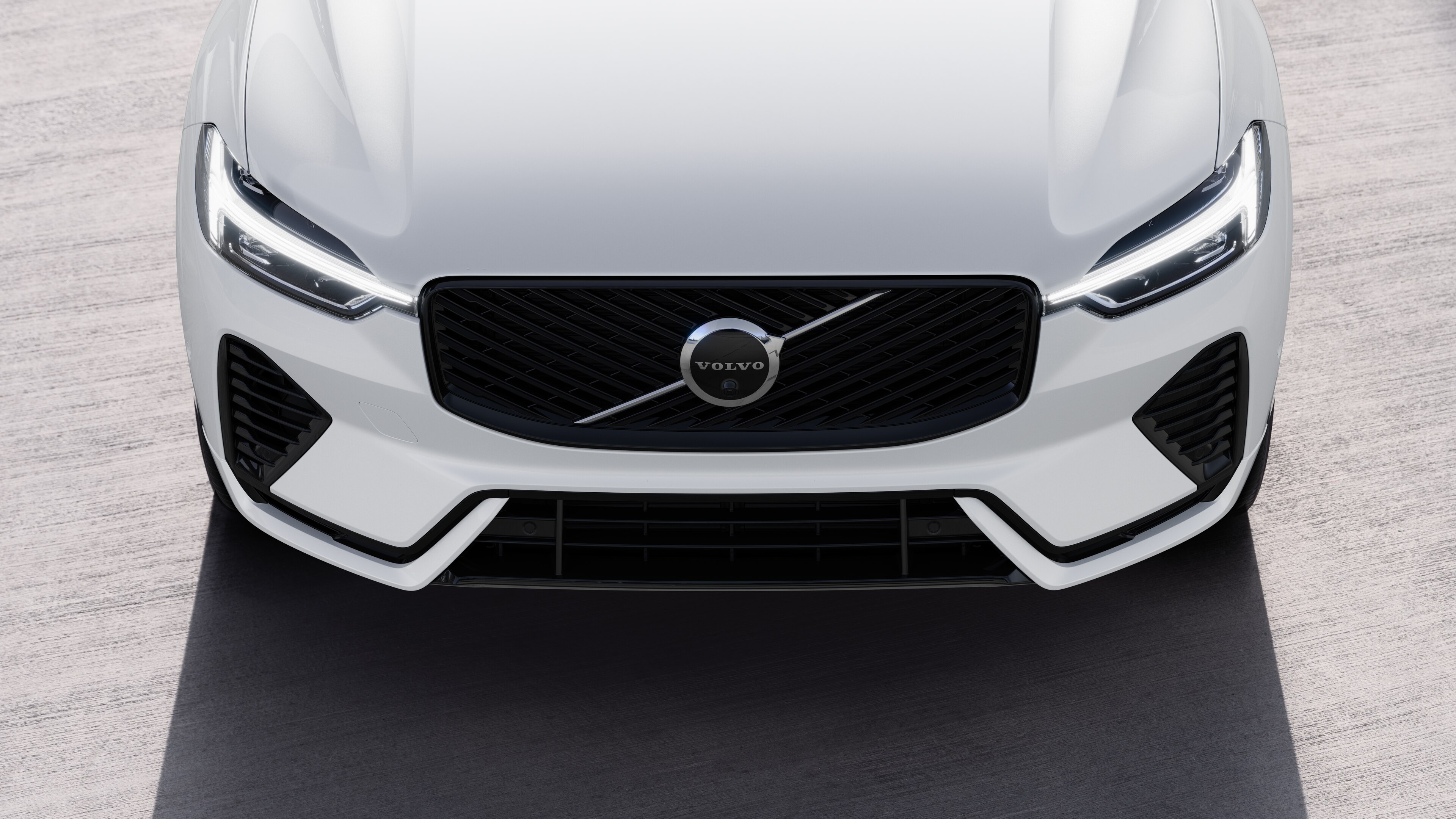 都会的な街路を背景に、片側、ルーフ、フロントの一部を4分の3で捉えたボルボ車のエクステリア。