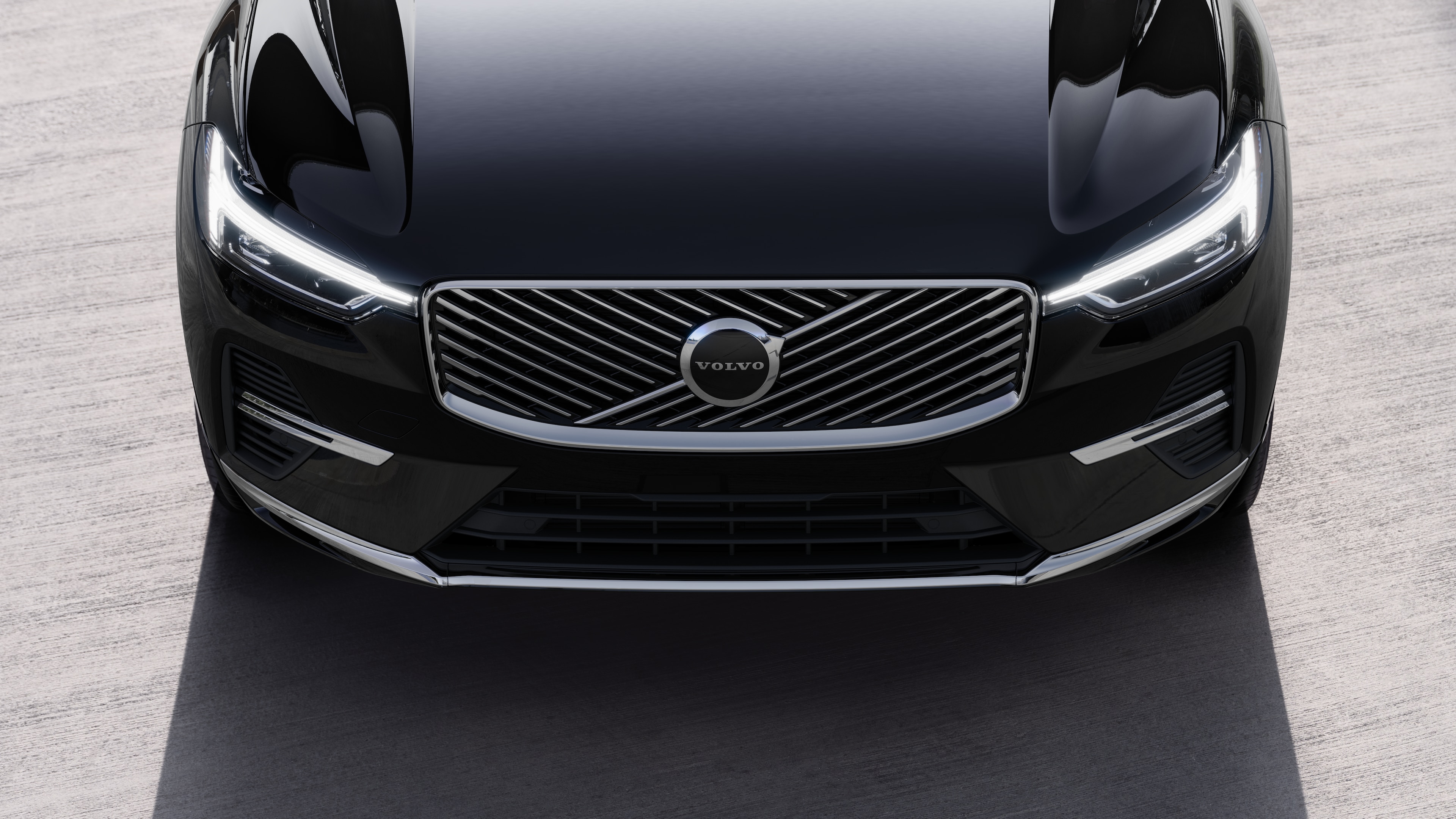 Exterior del vehículo Volvo en vista de tres cuartos sobre un fondo urbano de calles, mostrando un lado, el techo y parte del frente.