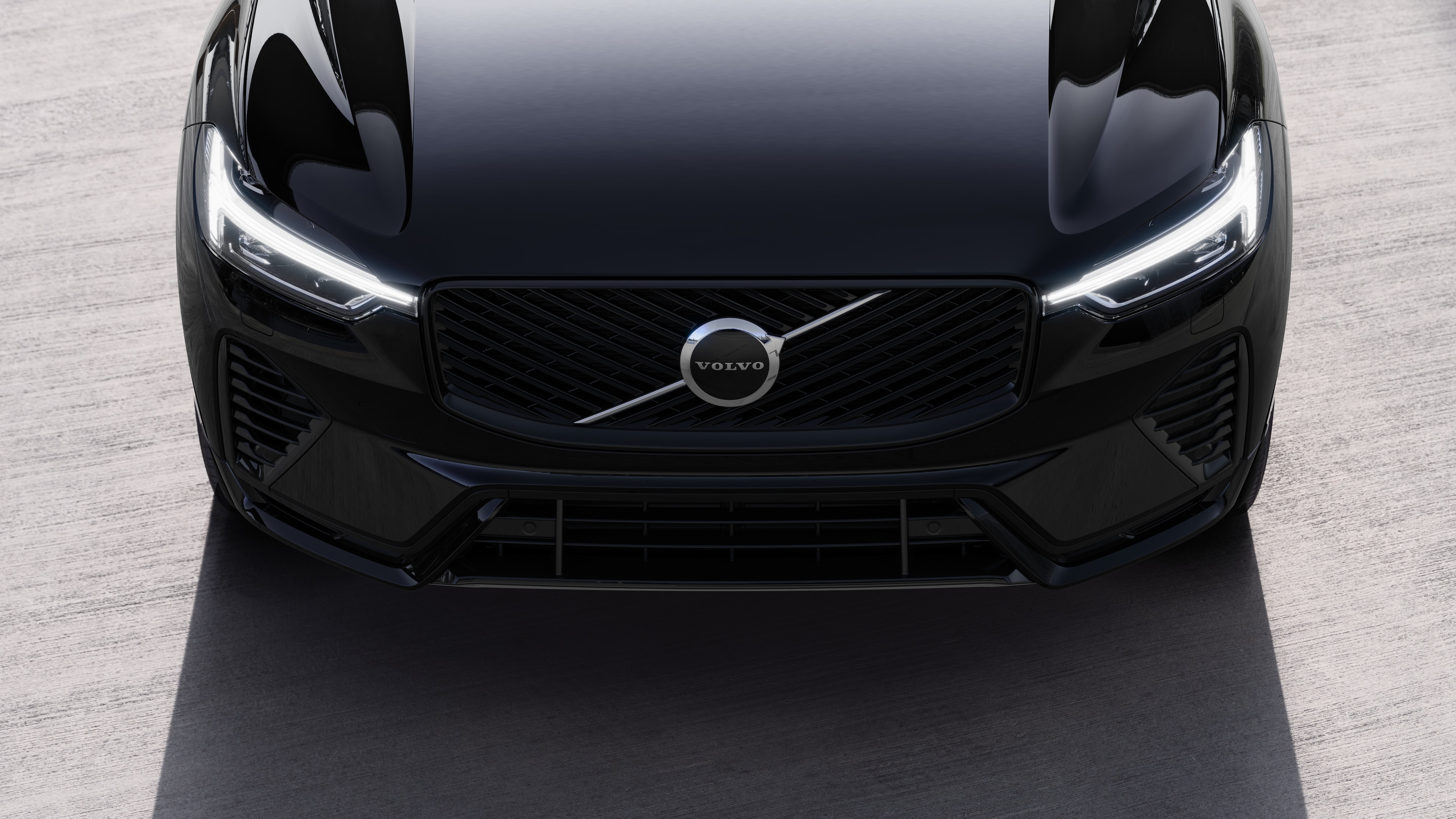 Vue de trois quarts de l’extérieur d’une Volvo sur un fond de rue urbaine, montrant un côté, le toit et une partie de l’avant.