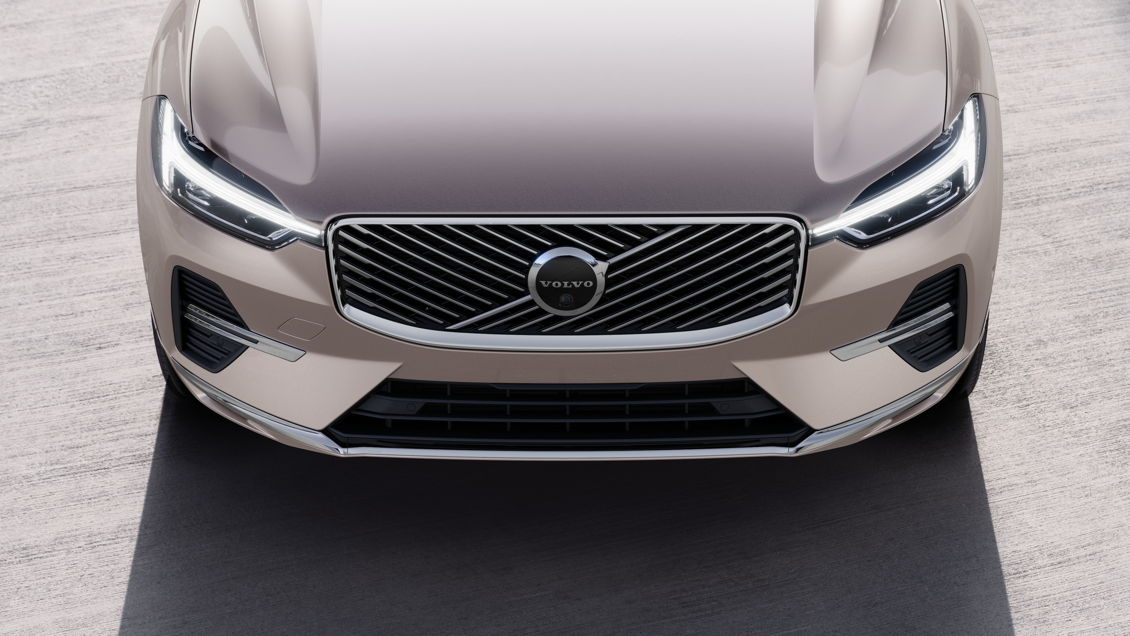 都会的な街路を背景に、片側、ルーフ、フロントの一部を4分の3で捉えたボルボ車のエクステリア。