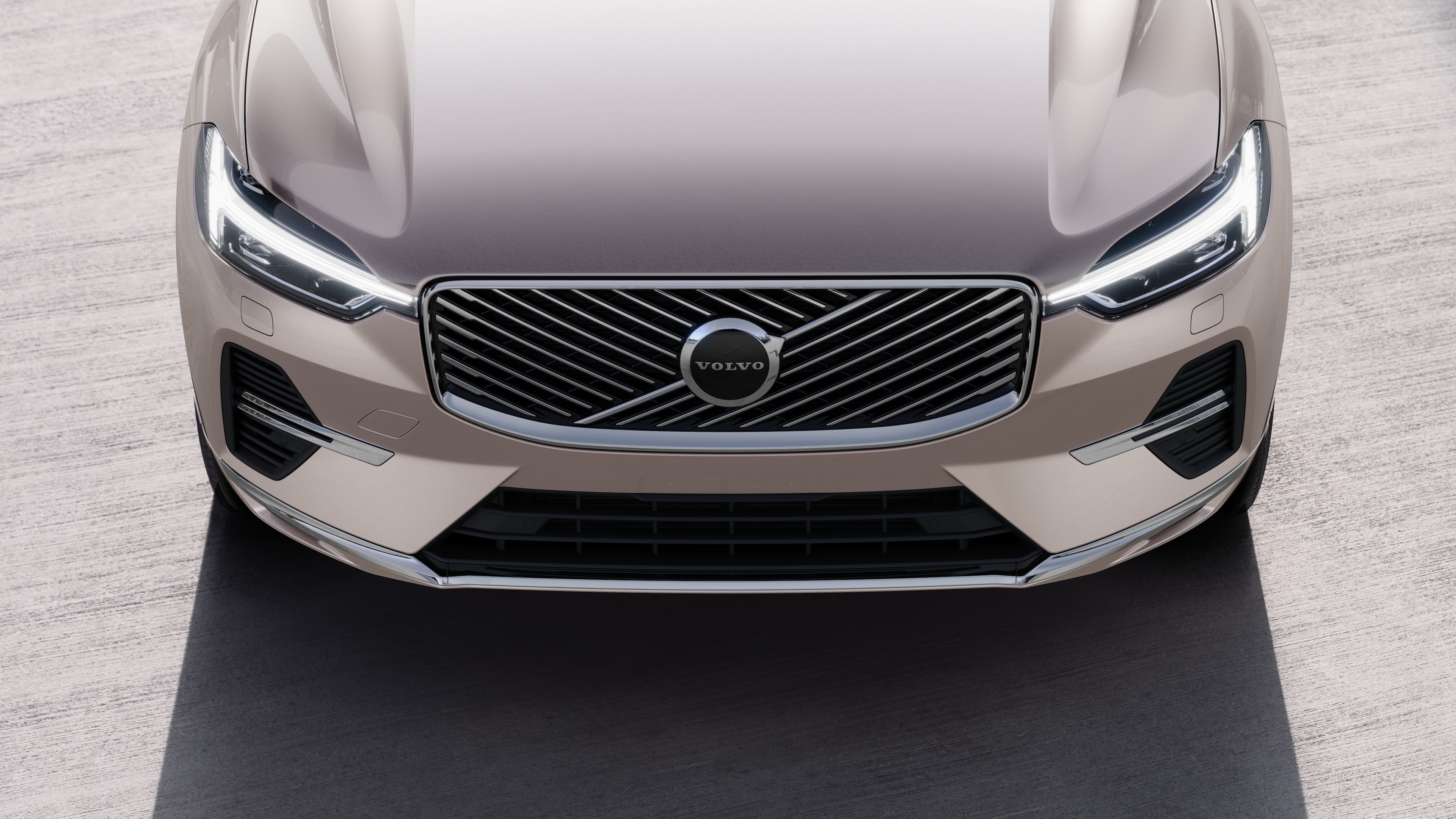 Eksteriøret til en Volvo-bil i trekvart visning på gatebakgrunn i byen, der den ene siden, taket og en del av fronten vises.