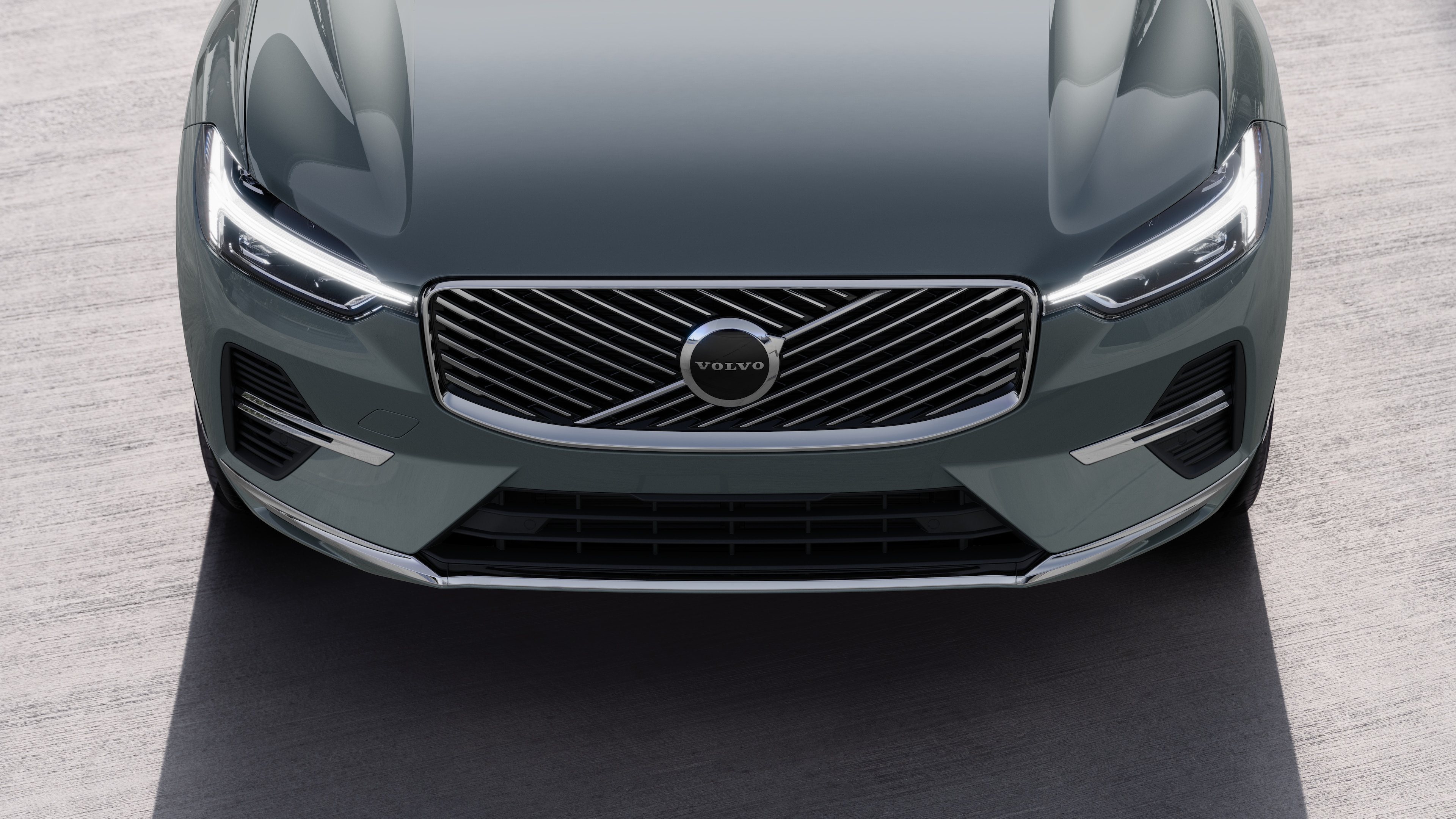 Exterior del vehículo Volvo en vista de tres cuartos sobre un fondo urbano de calles, mostrando un lado, el techo y parte del frente.