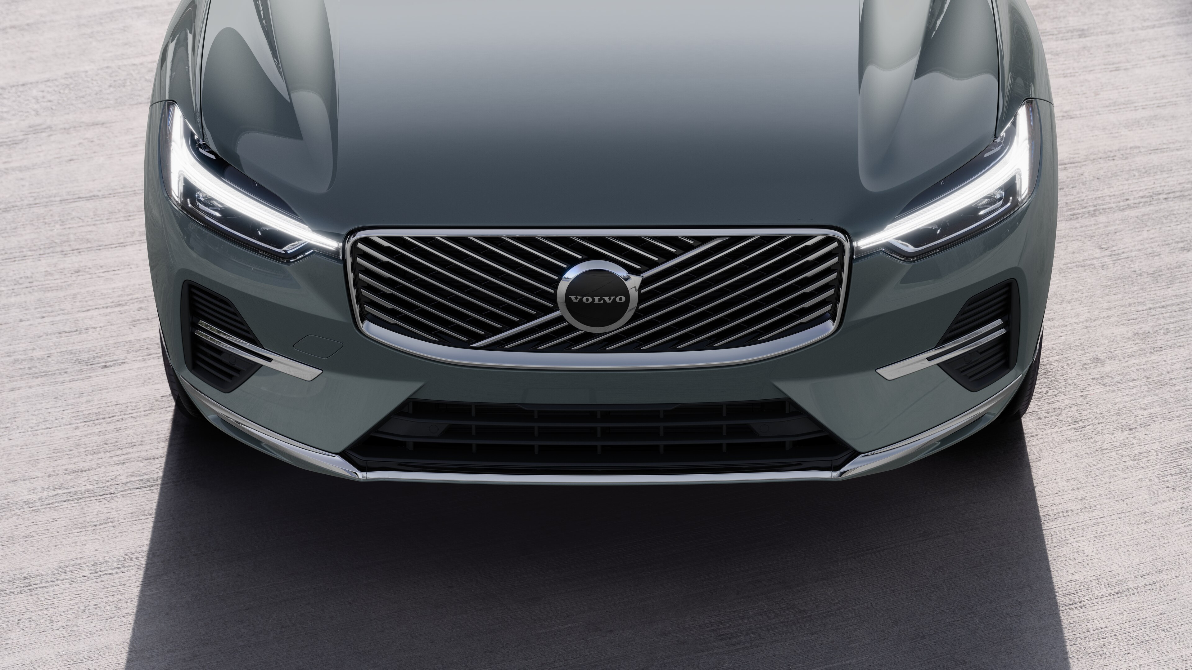 Exterior del vehículo Volvo en vista de tres cuartos sobre un fondo urbano de calles, mostrando un lado, el techo y parte del frente.