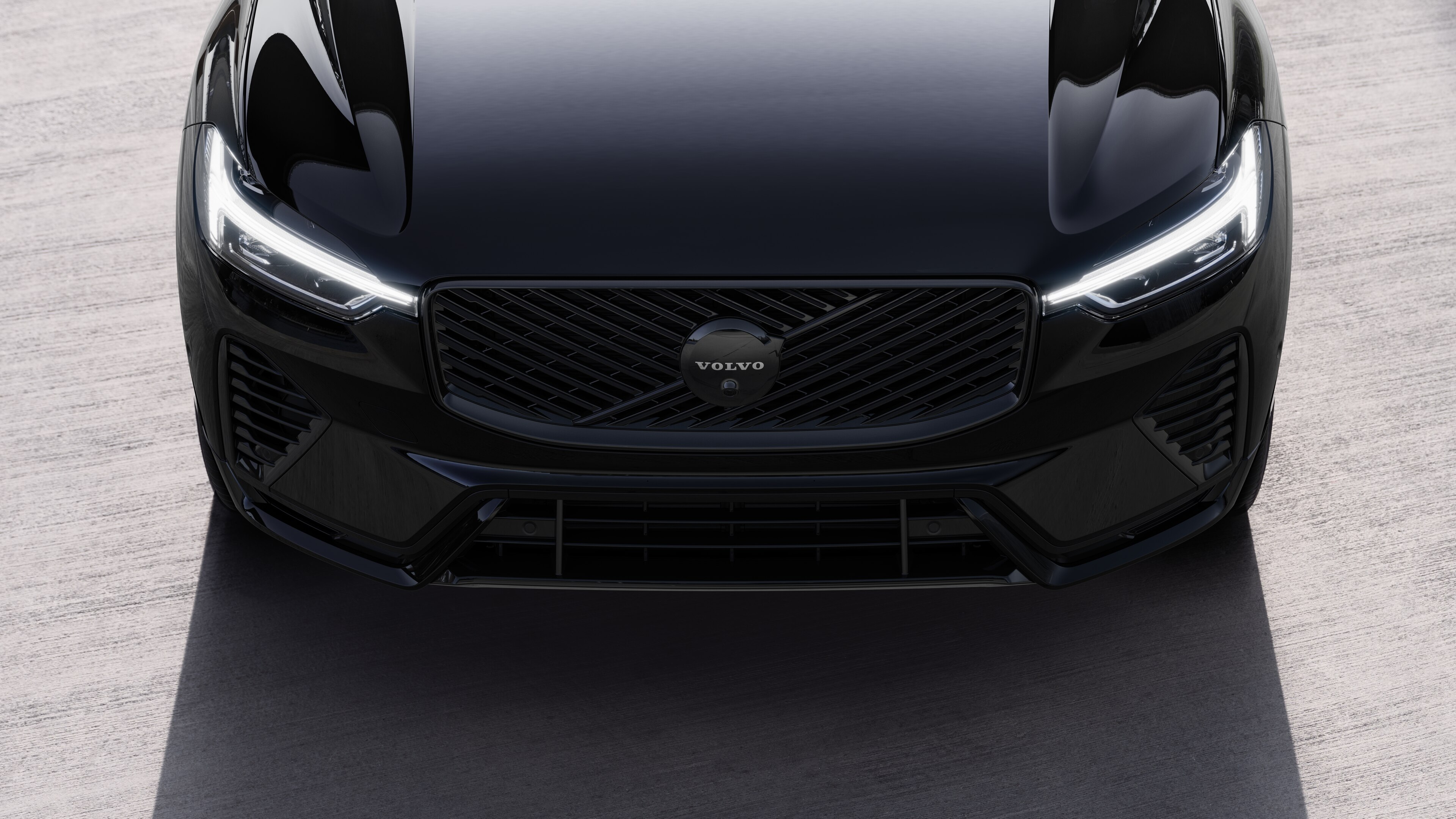 都会的な街路を背景に、片側、ルーフ、フロントの一部を4分の3で捉えたボルボ車のエクステリア。