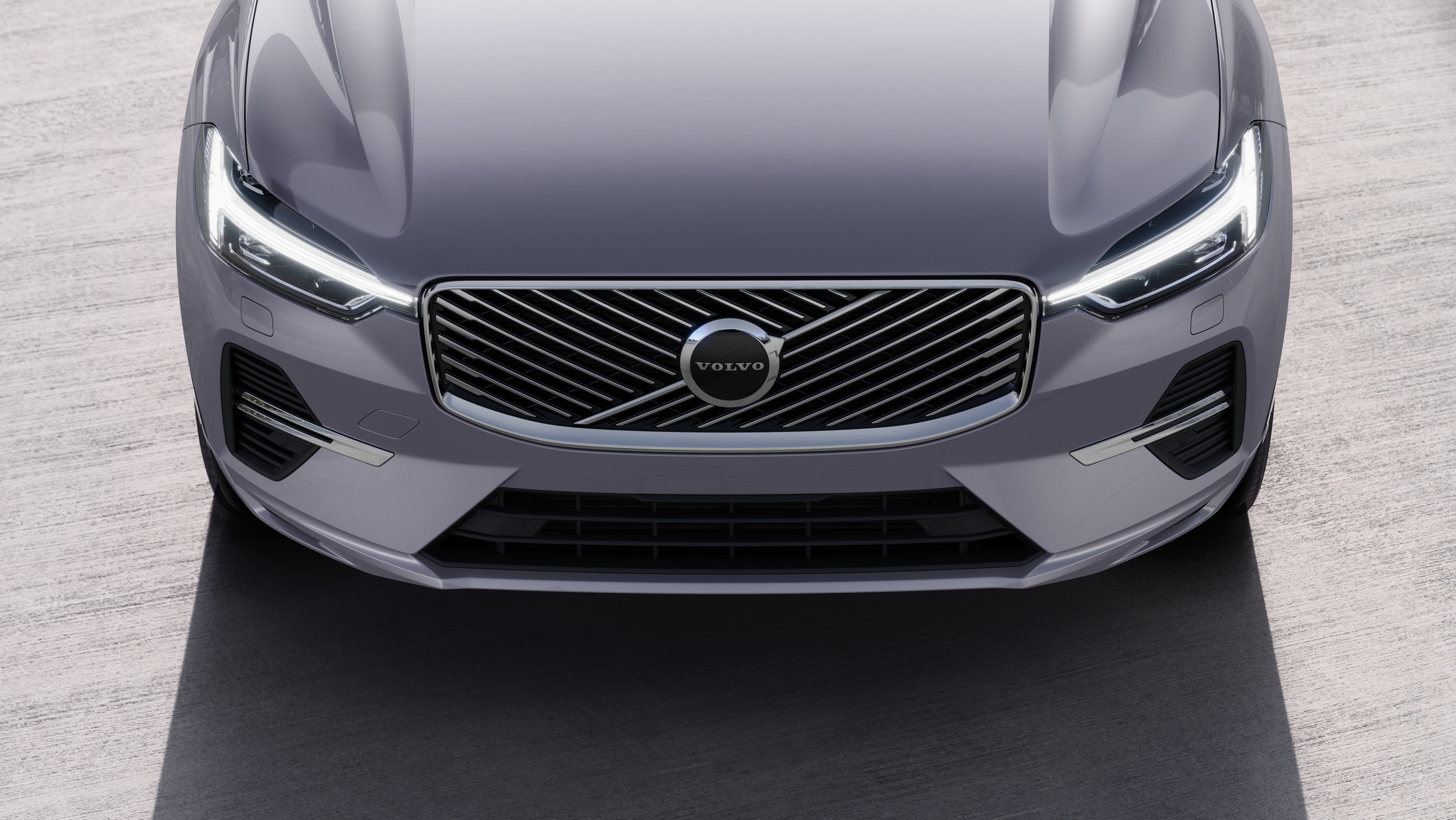 Volvo-auton ulkopuoli kolmen neljäsosan näkymässä kaupunkien katutaustalla, toinen puoli, katto ja osa edestä.