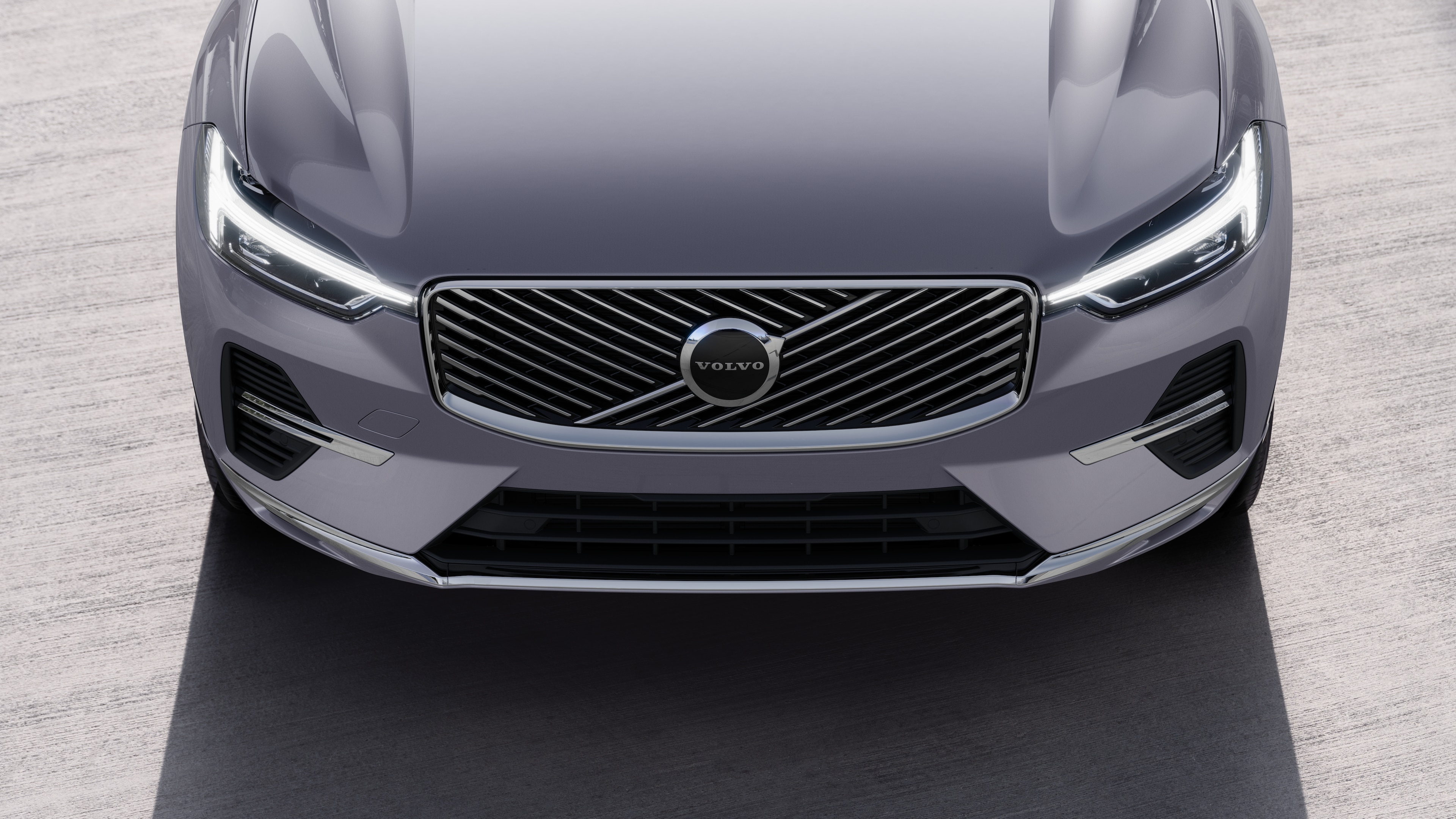 Volvo avtomobil xarici görünüşü şəhər küçəsi fonunda üç dörddə bir mənzərə, bir tərəf, dam və ön hissəsi göstərir.