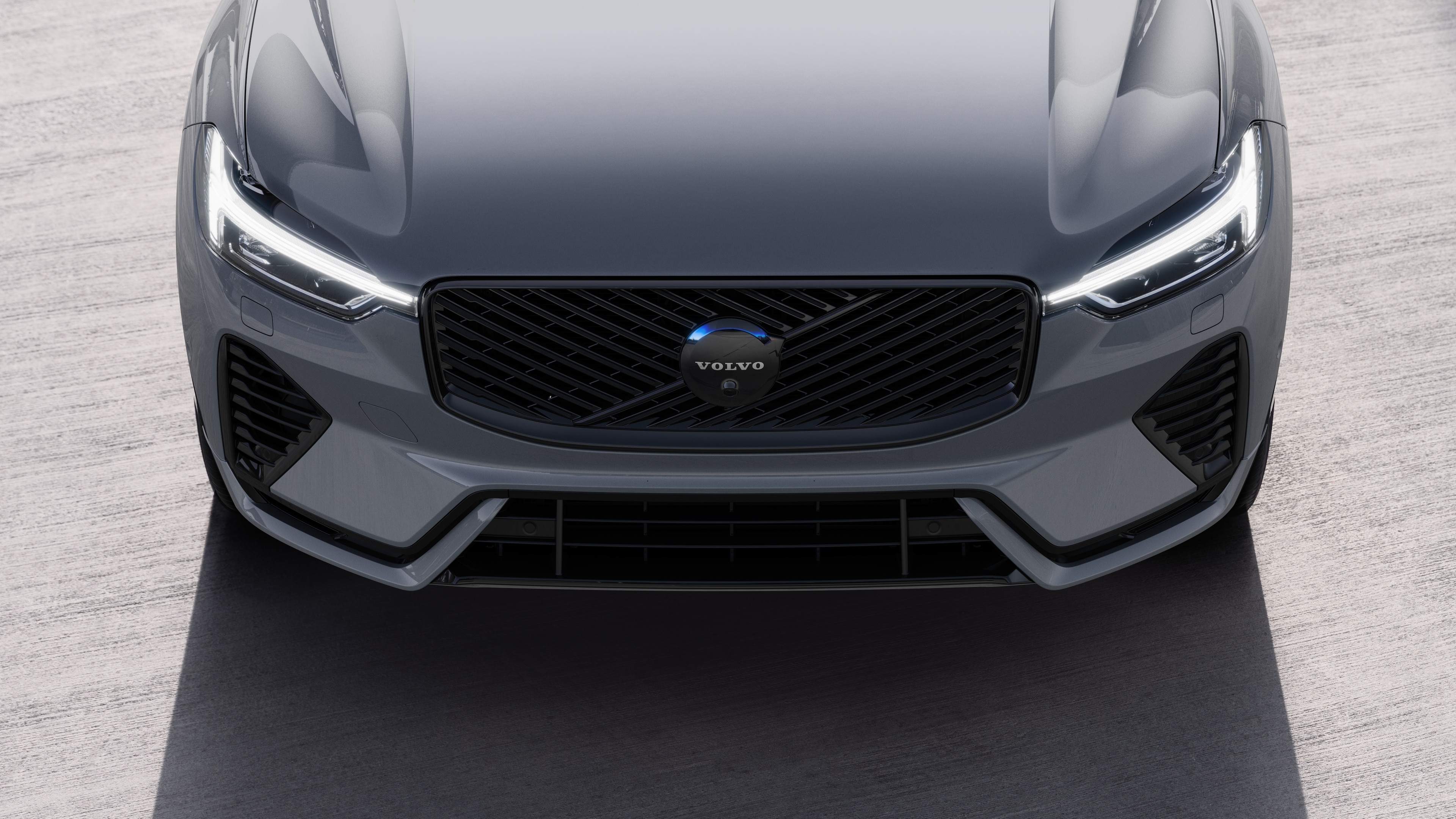 Außenansicht eines Volvo in Dreiviertelansicht auf einer städtischen Straße, mit einer Seite, dem Dach und einem Teil der Front.