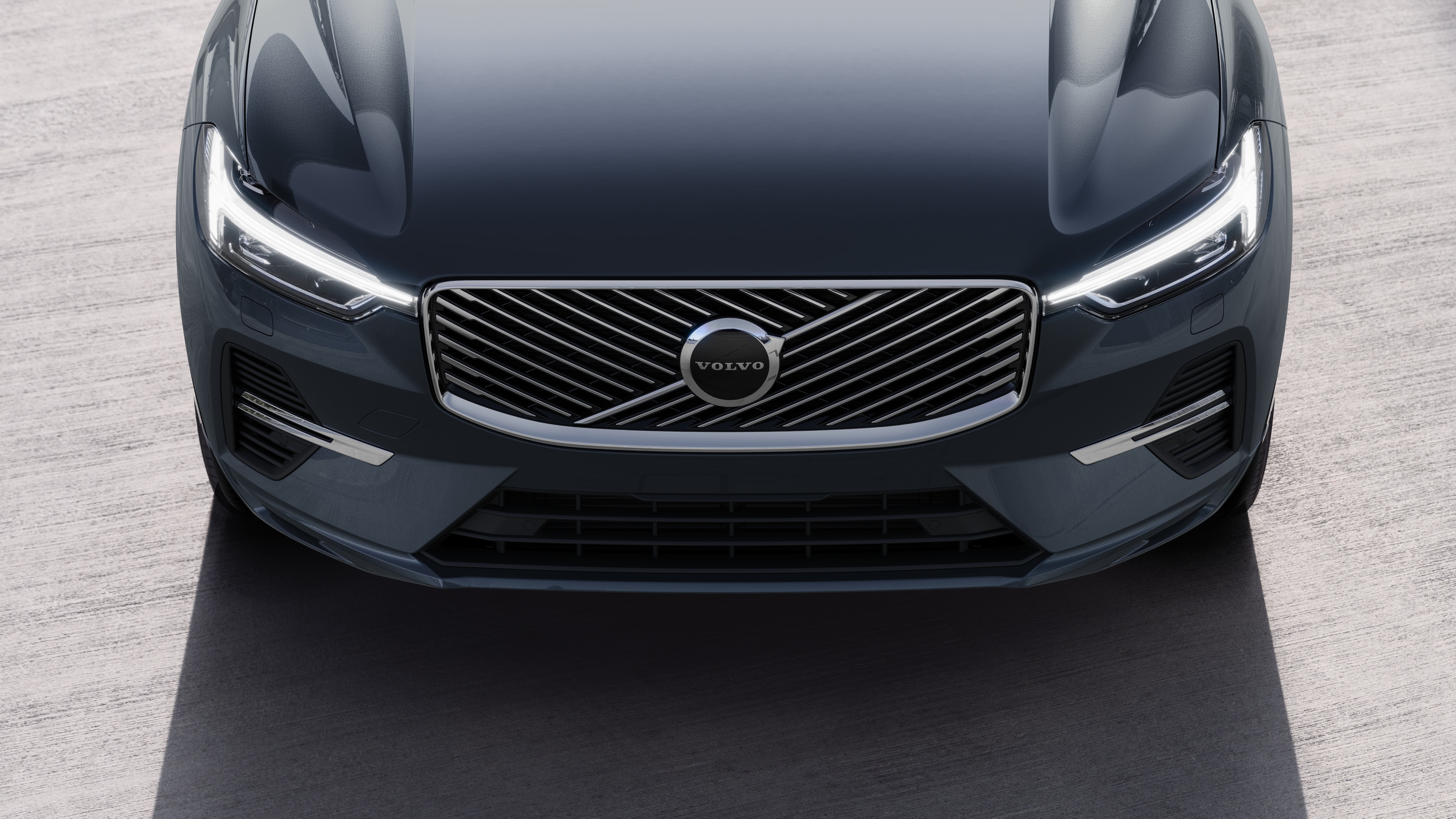 Volvo-auton ulkopuoli kolmen neljäsosan näkymässä kaupunkien katutaustalla, toinen puoli, katto ja osa edestä.