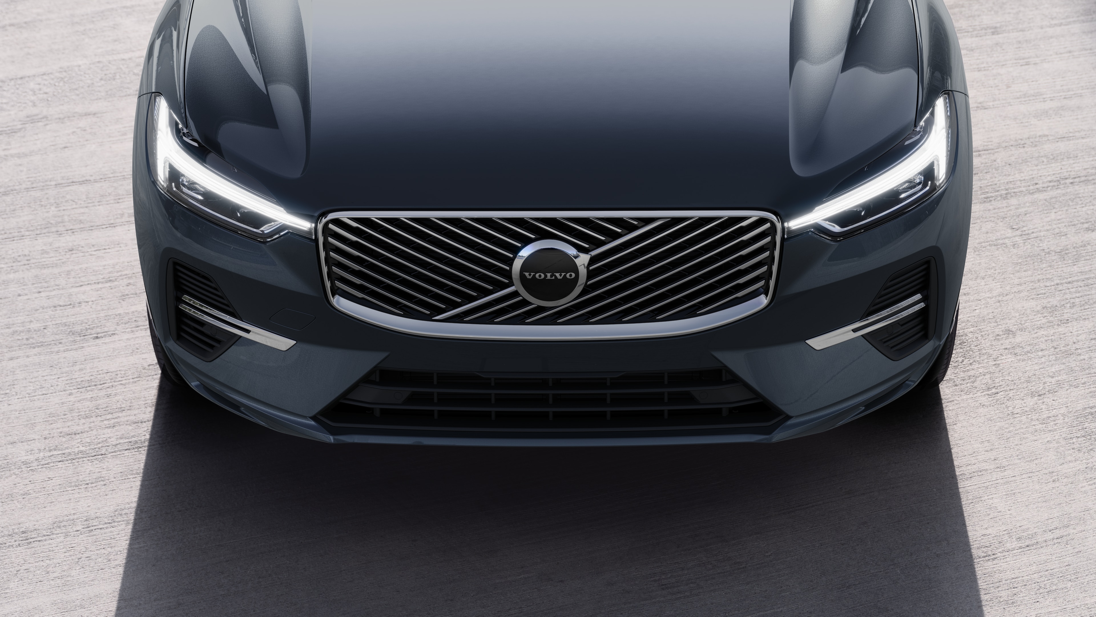 Esterno di una Volvo vista di tre quarti sullo sfondo di una strada urbana, con un lato, il tetto e parte della parte anteriore.