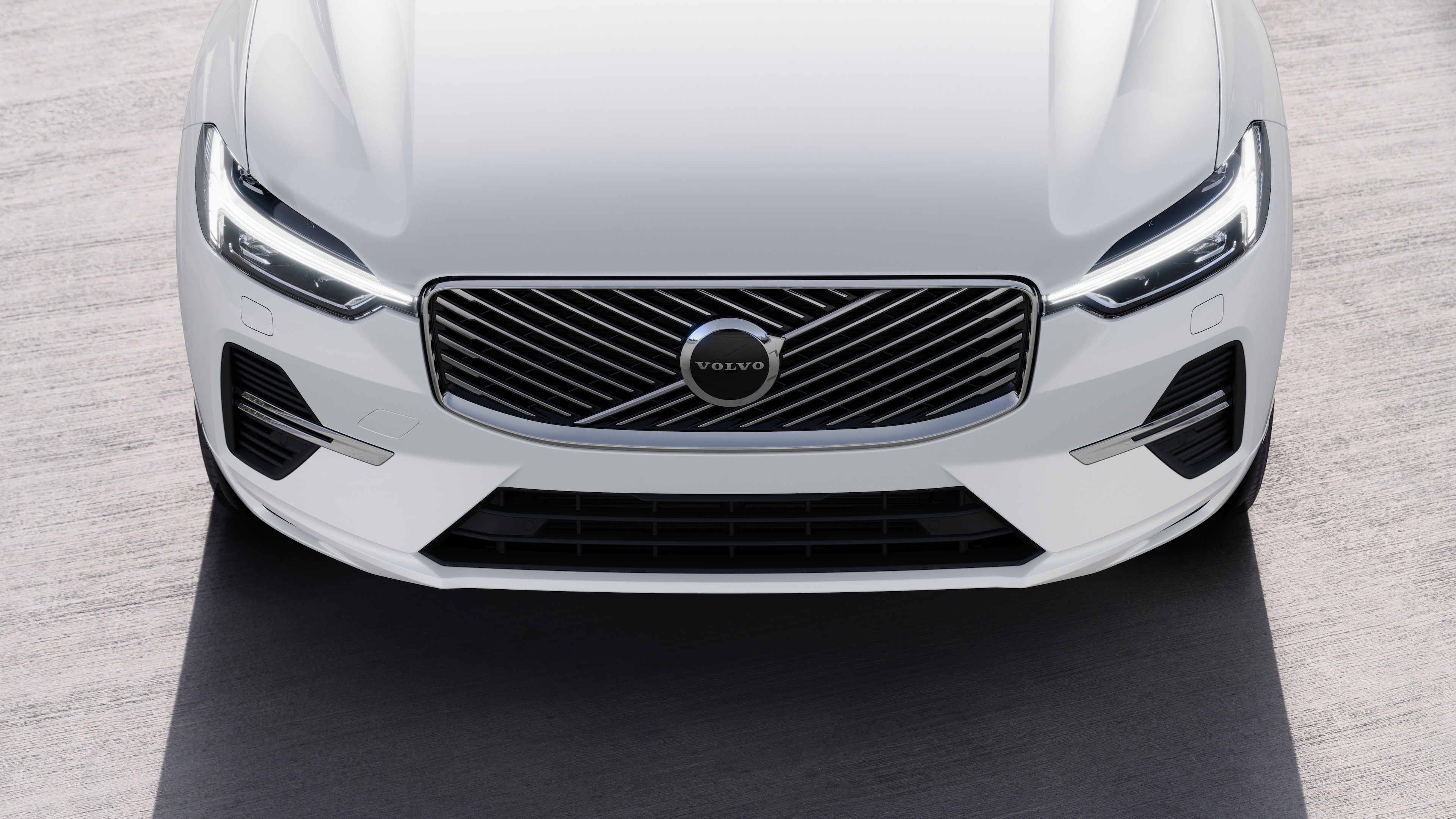 Volvo-auton ulkopuoli kolmen neljäsosan näkymässä kaupunkien katutaustalla, toinen puoli, katto ja osa edestä.