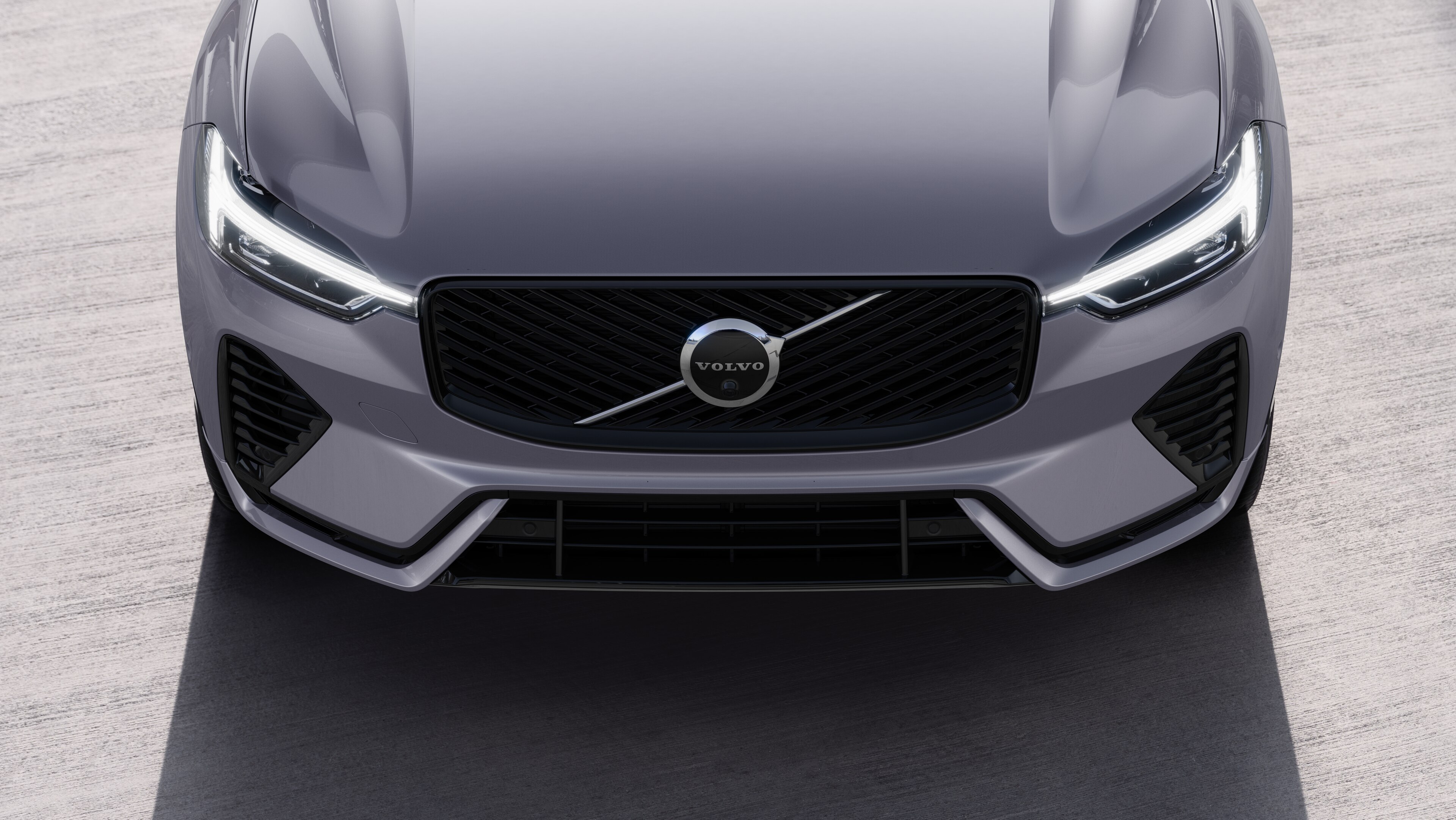 都会的な街路を背景に、片側、ルーフ、フロントの一部を4分の3で捉えたボルボ車のエクステリア。