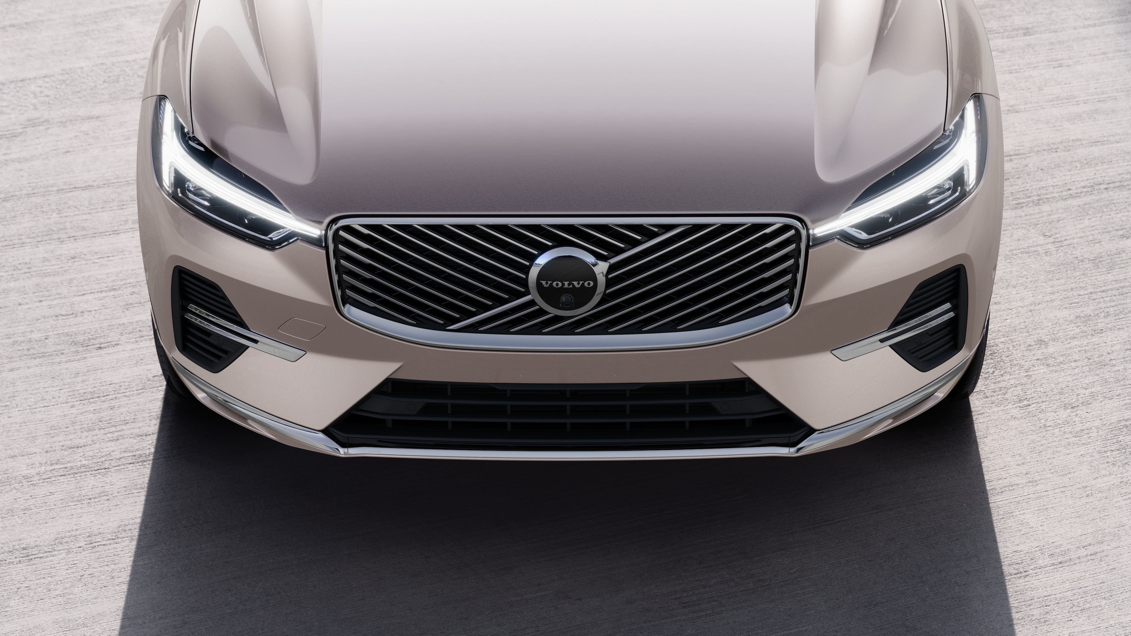 Exterior del vehículo Volvo en vista de tres cuartos sobre un fondo urbano de calles, mostrando un lado, el techo y parte del frente.