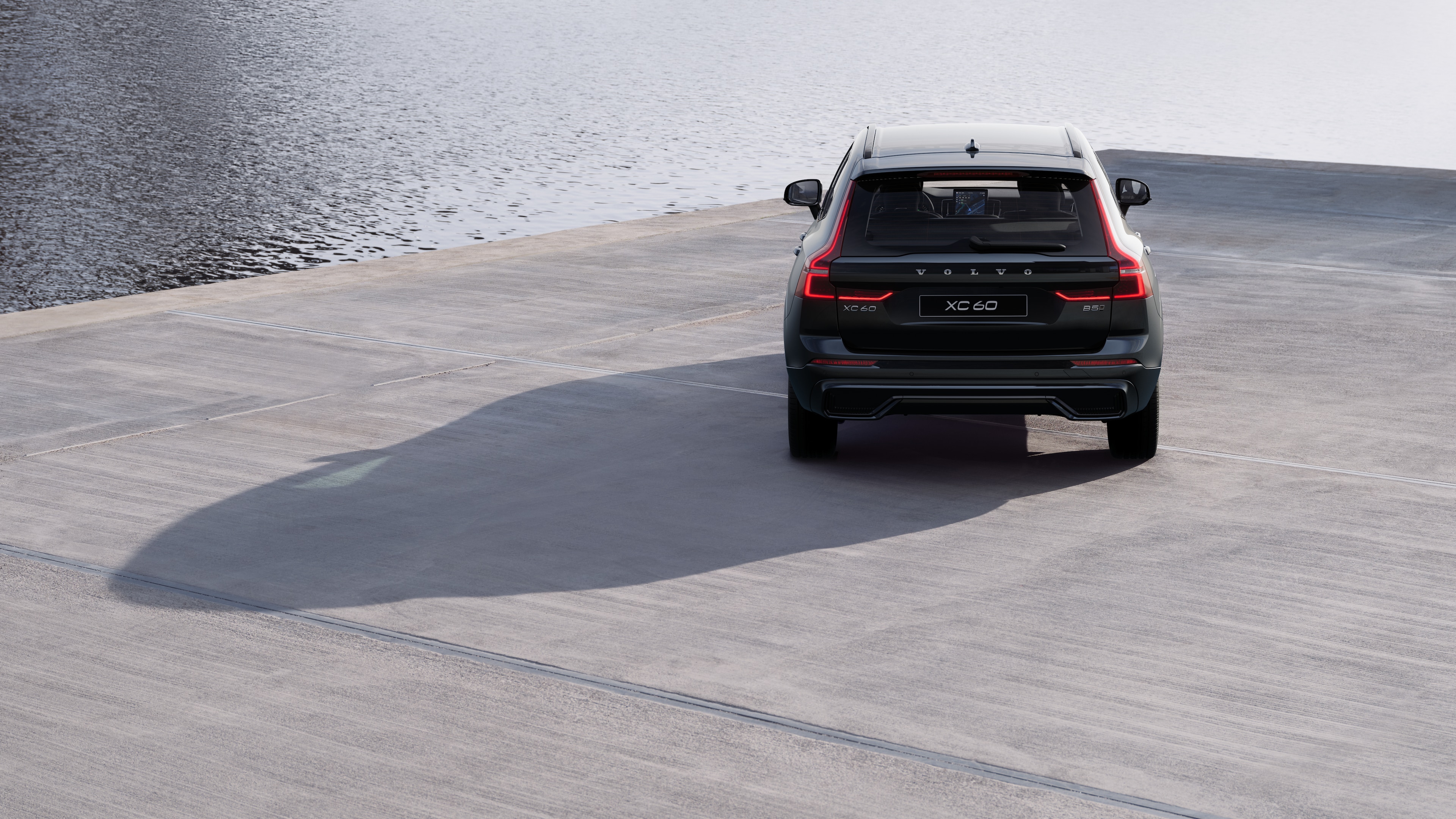 Volvo tagantvaade rannaäärsele taustaga käänulisele rannateele.