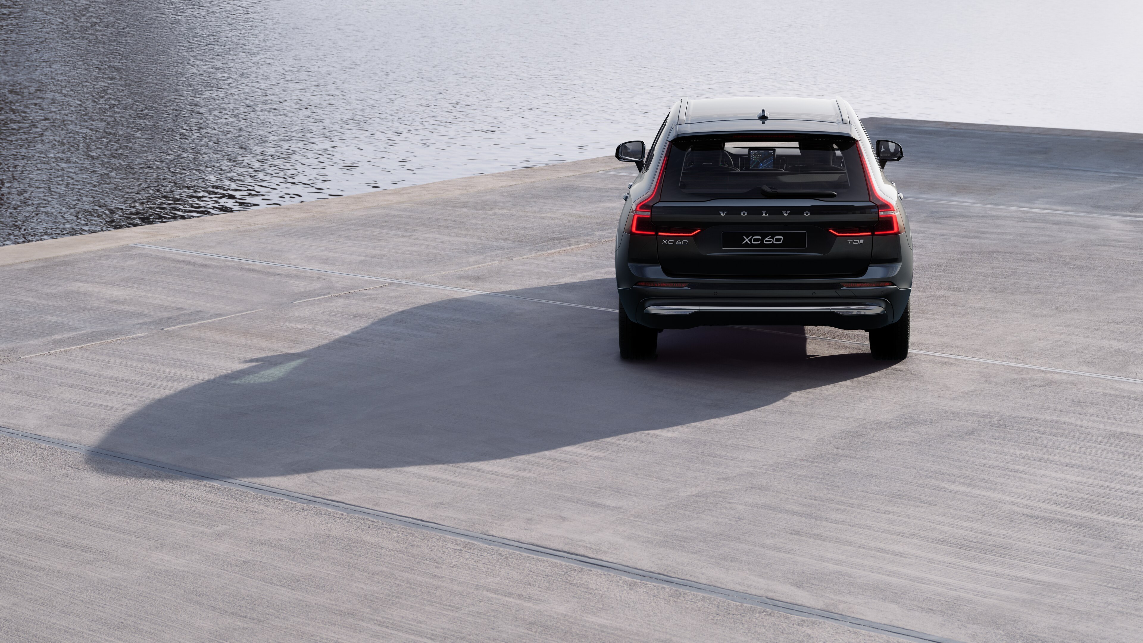 Volvo tagantvaade rannaäärsele taustaga käänulisele rannateele.