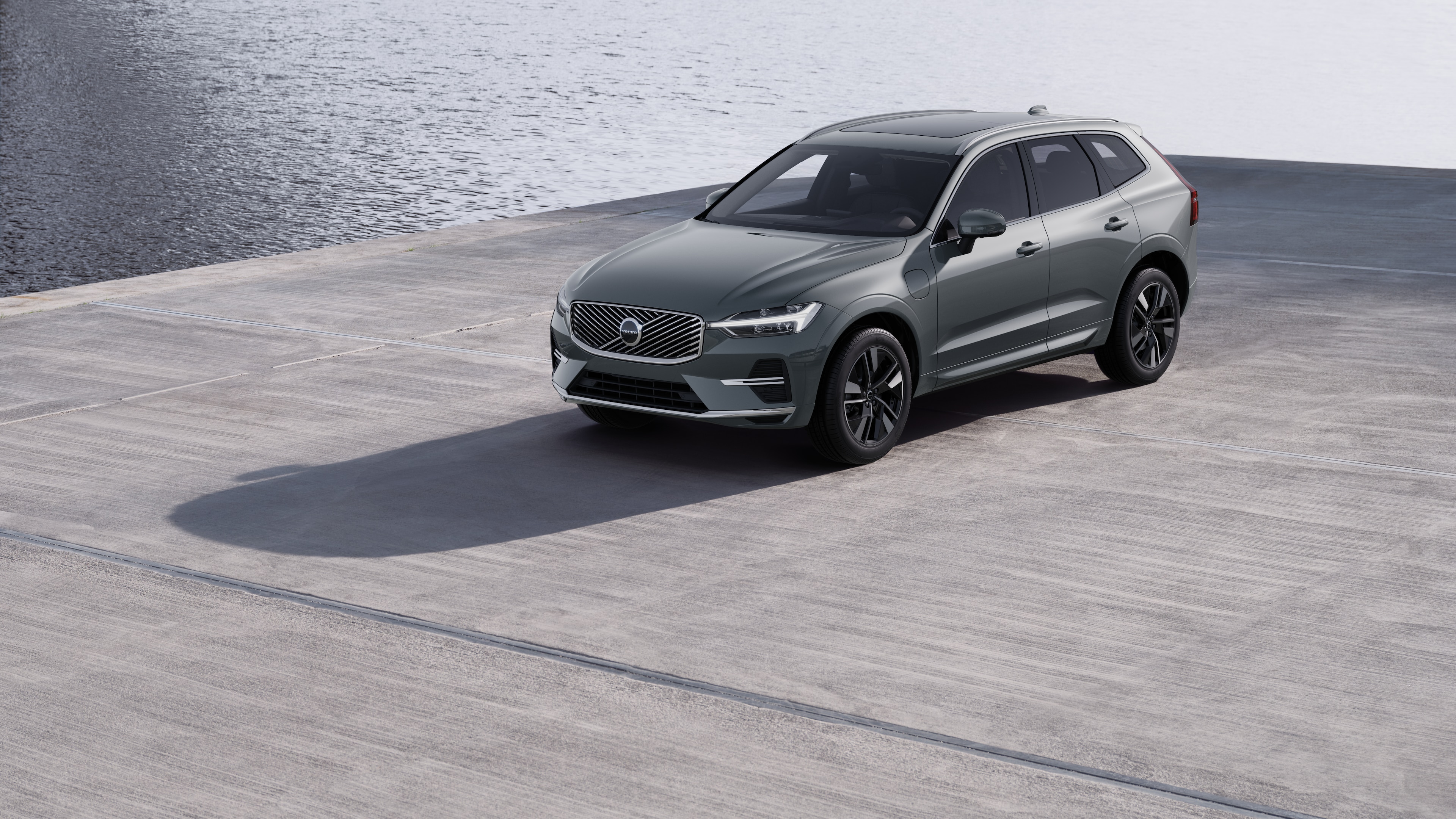 Exterior del vehículo Volvo en vista de tres cuartos sobre un fondo de muro de hormigón industrial.