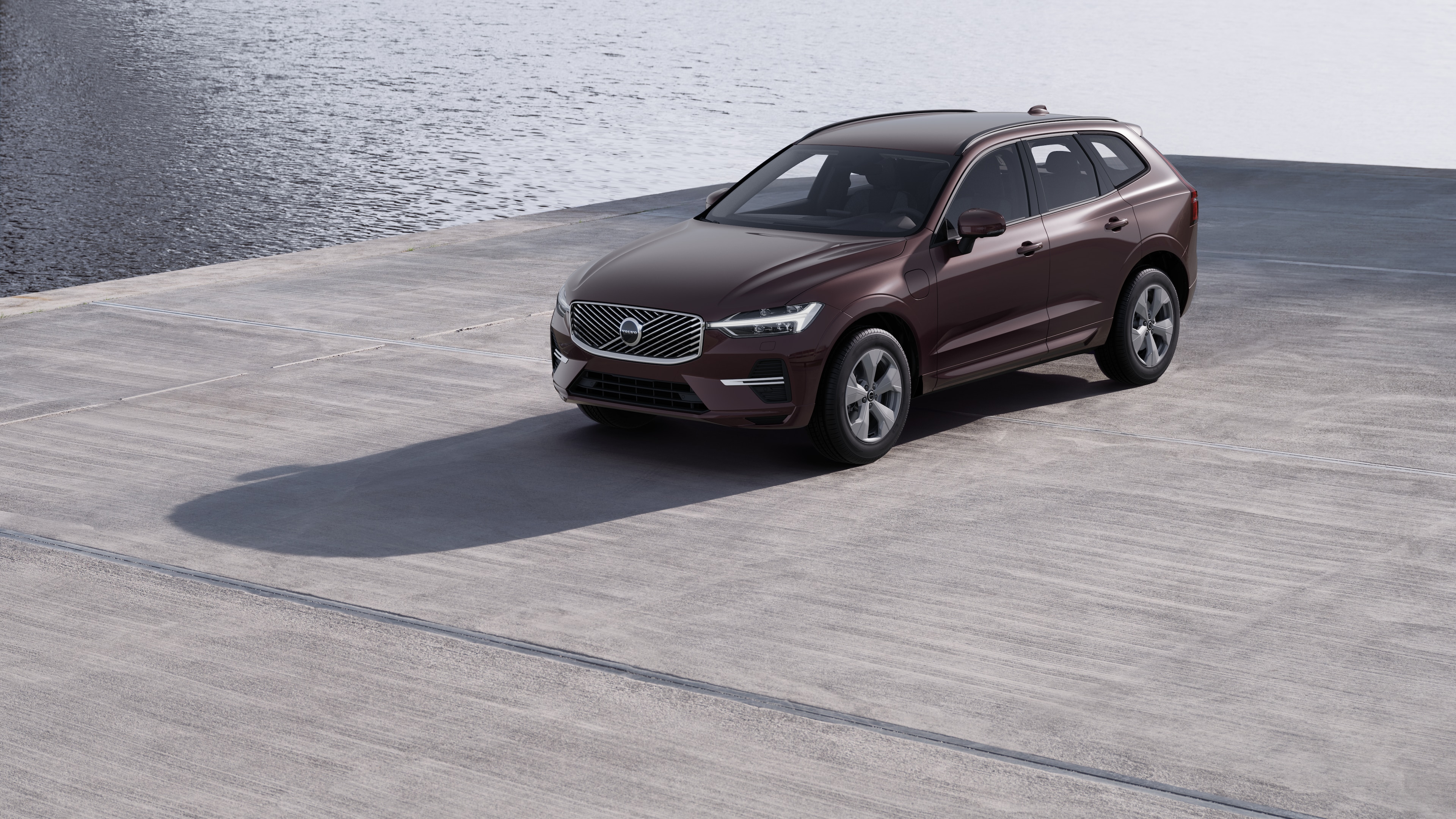 Volvo-auton ulkopuoli kolmen neljäsosan näkymässä teollisuuden betoniseinää vasten.