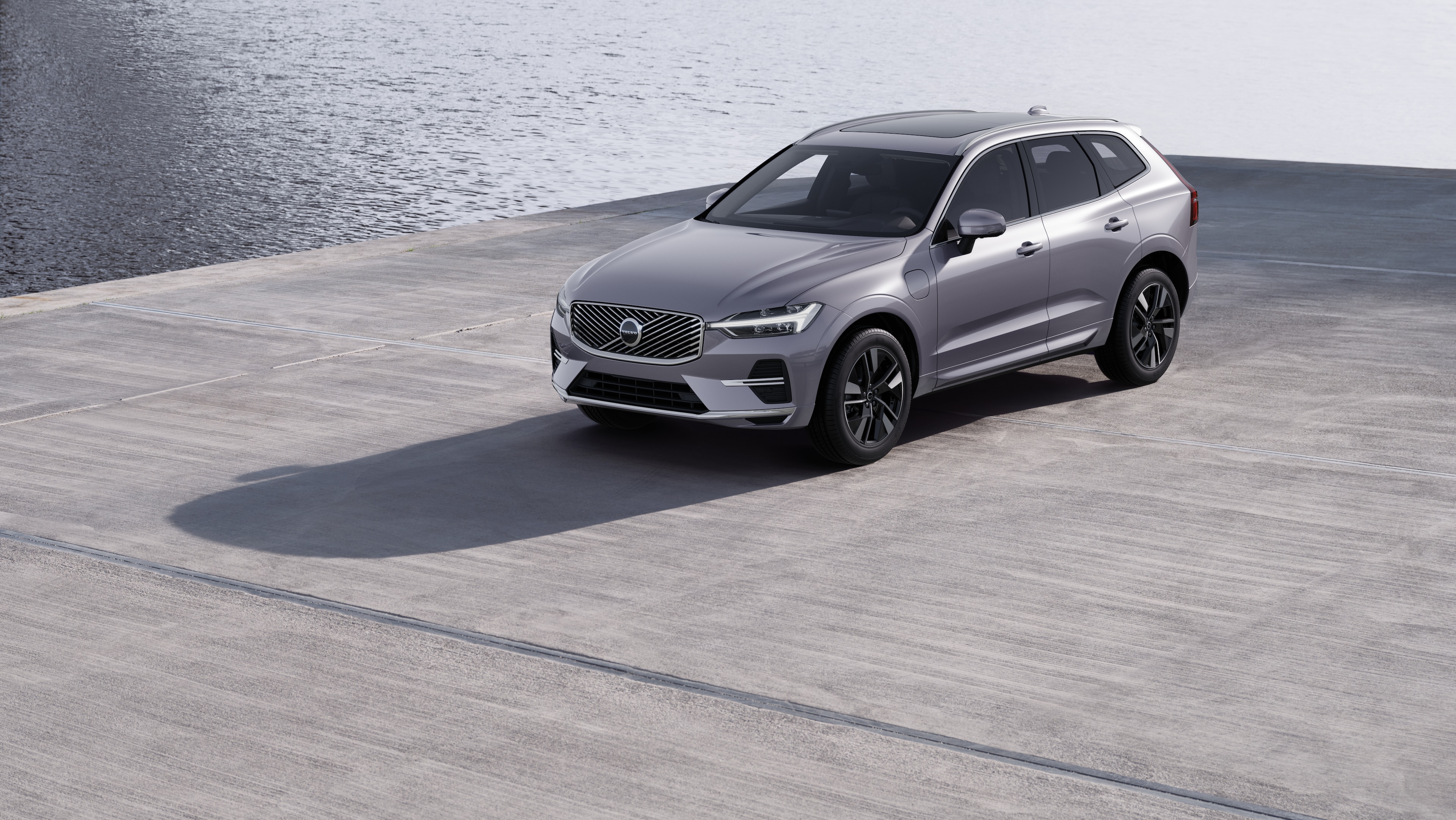 Exterior del vehículo Volvo en vista de tres cuartos sobre un fondo de muro de hormigón industrial.