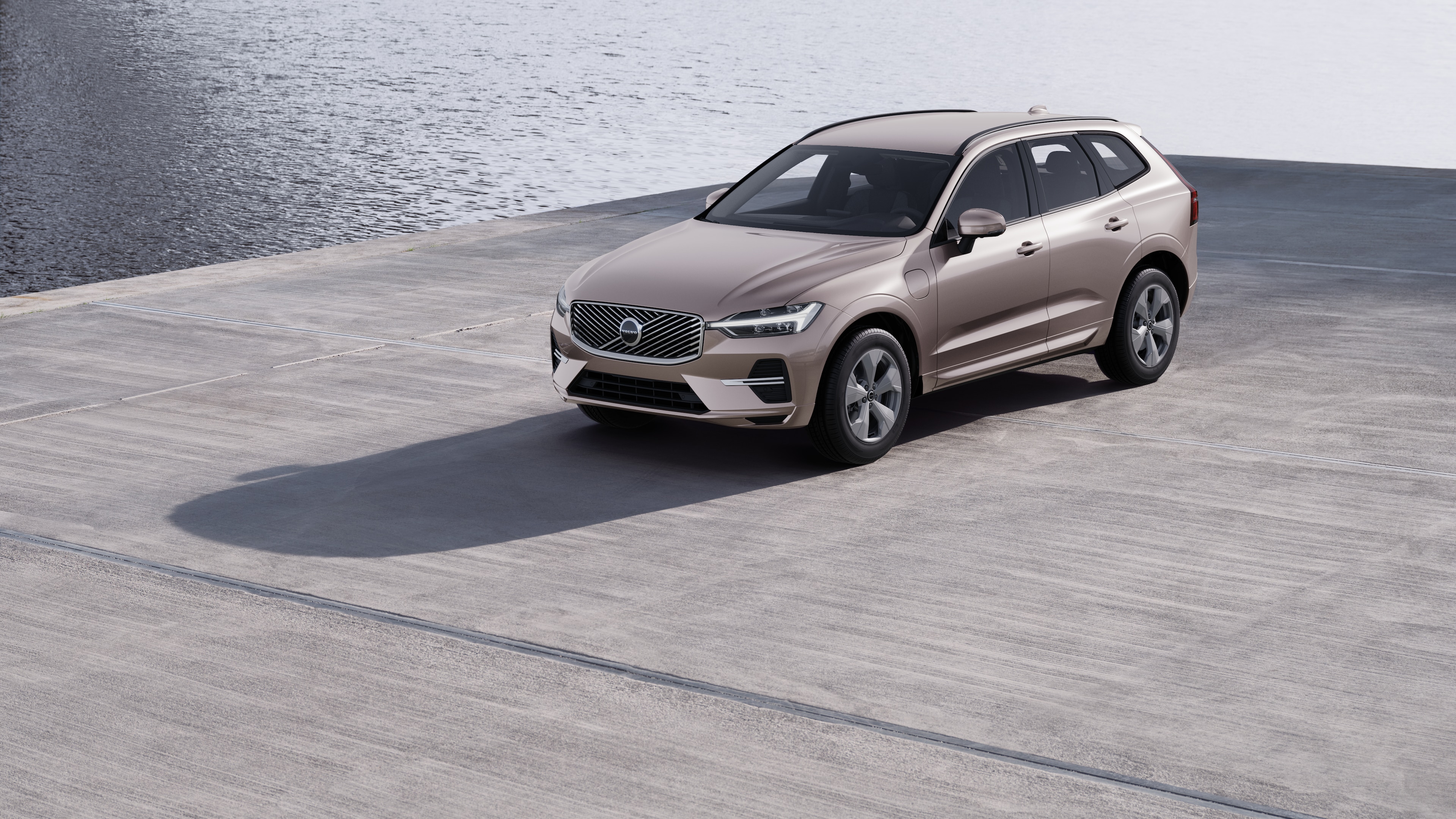 Esterno di un'auto Volvo visto di tre quarti sullo sfondo di una parete in calcestruzzo industriale.