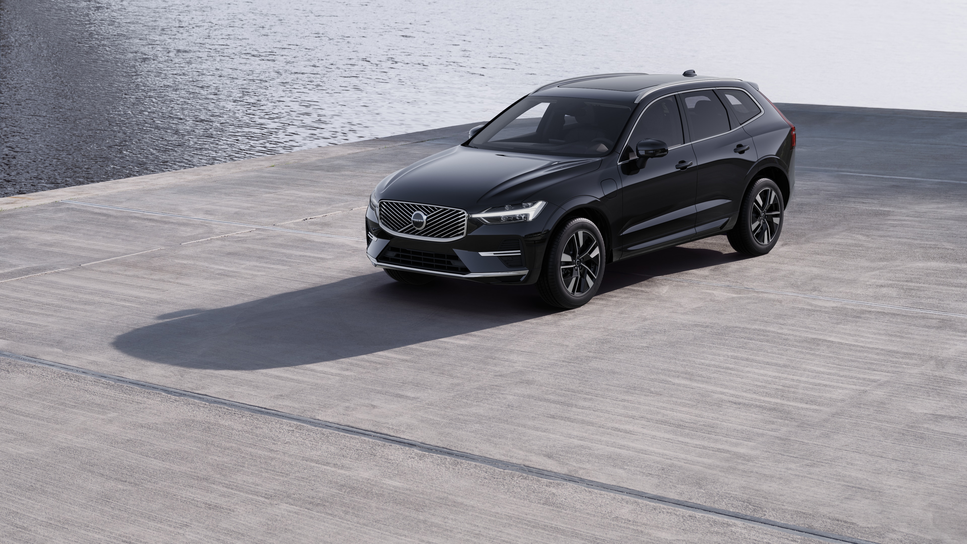 Exterior del vehículo Volvo en vista de tres cuartos sobre un fondo de muro de hormigón industrial.