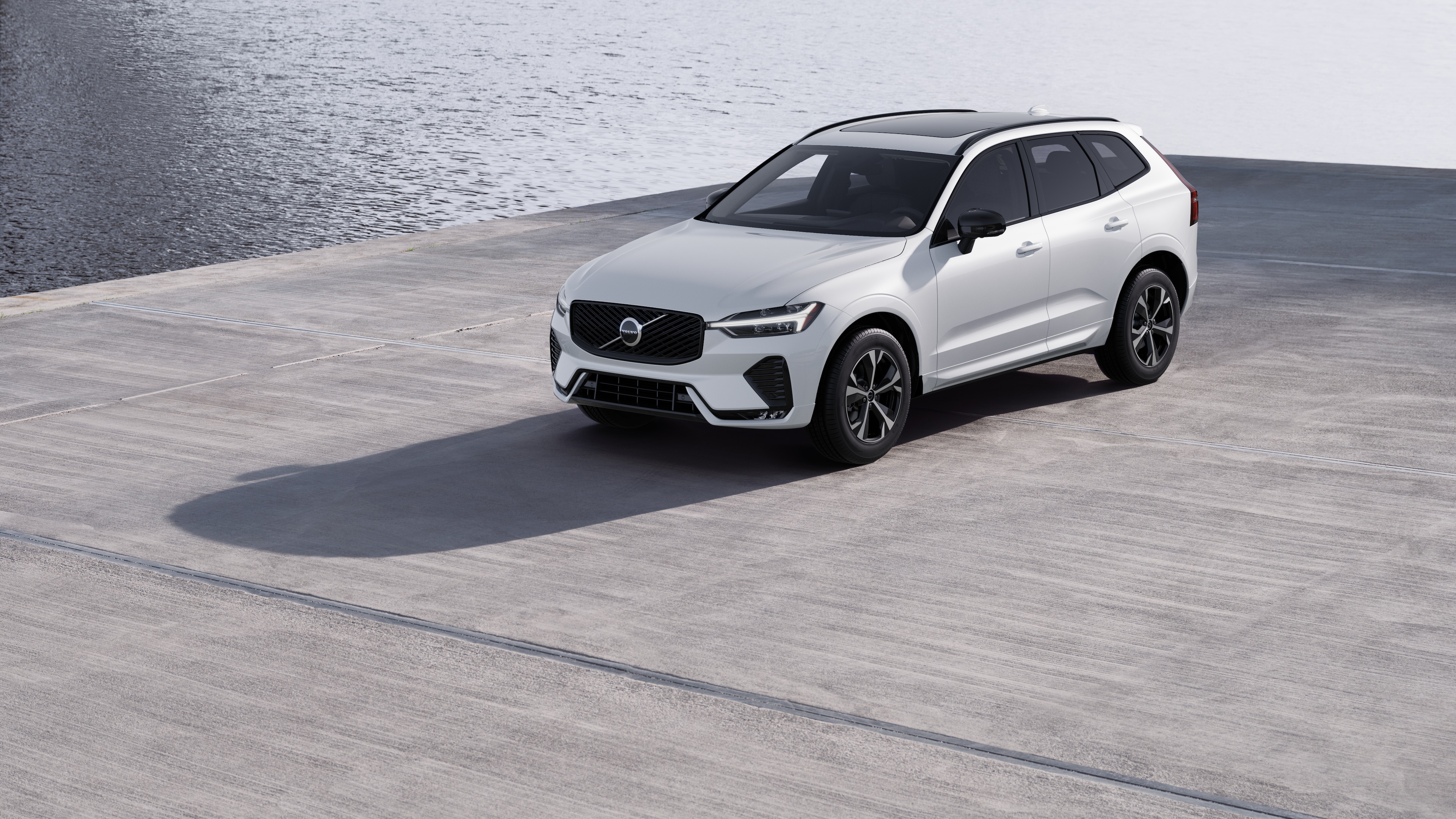L’extérieur d’une voiture Volvo vue de trois quarts sur un fond de mur industriel en béton.