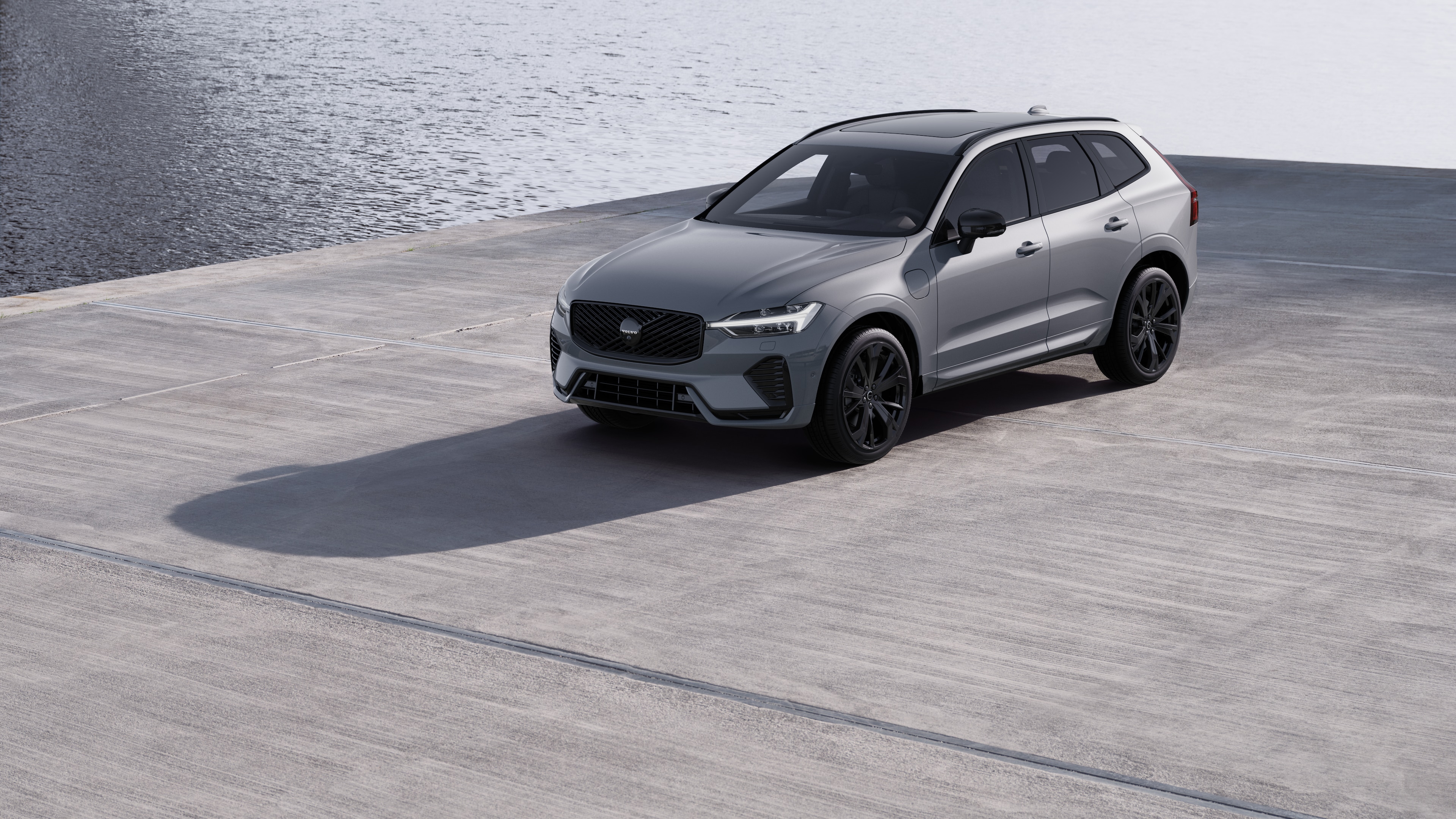 Außenansicht eines Volvo Fahrzeugs in Dreiviertelansicht vor einer industriellen Betonwand.