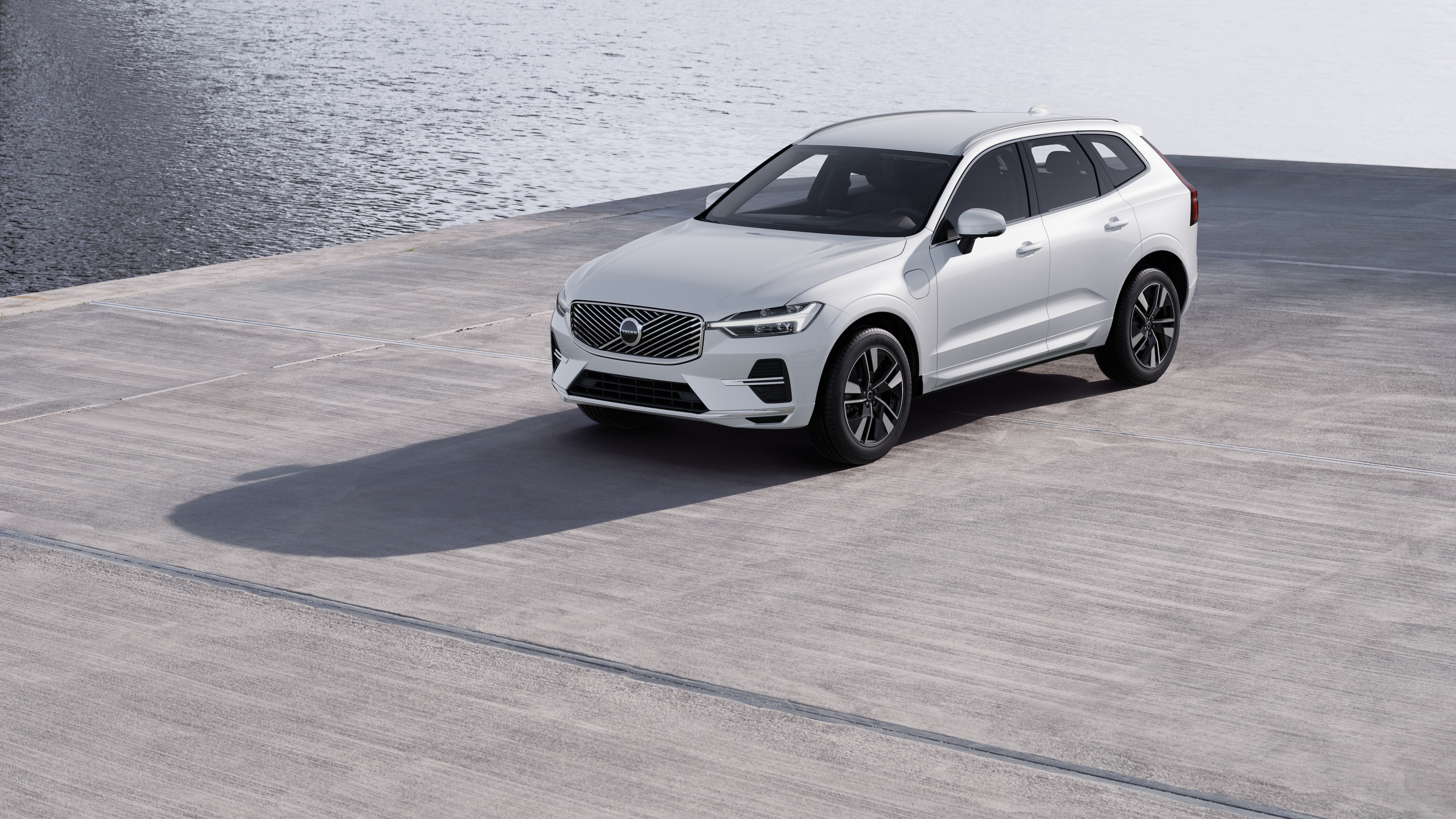 Volvo välisilme kolmveerandvaates tööstusliku betoonseina taustal.