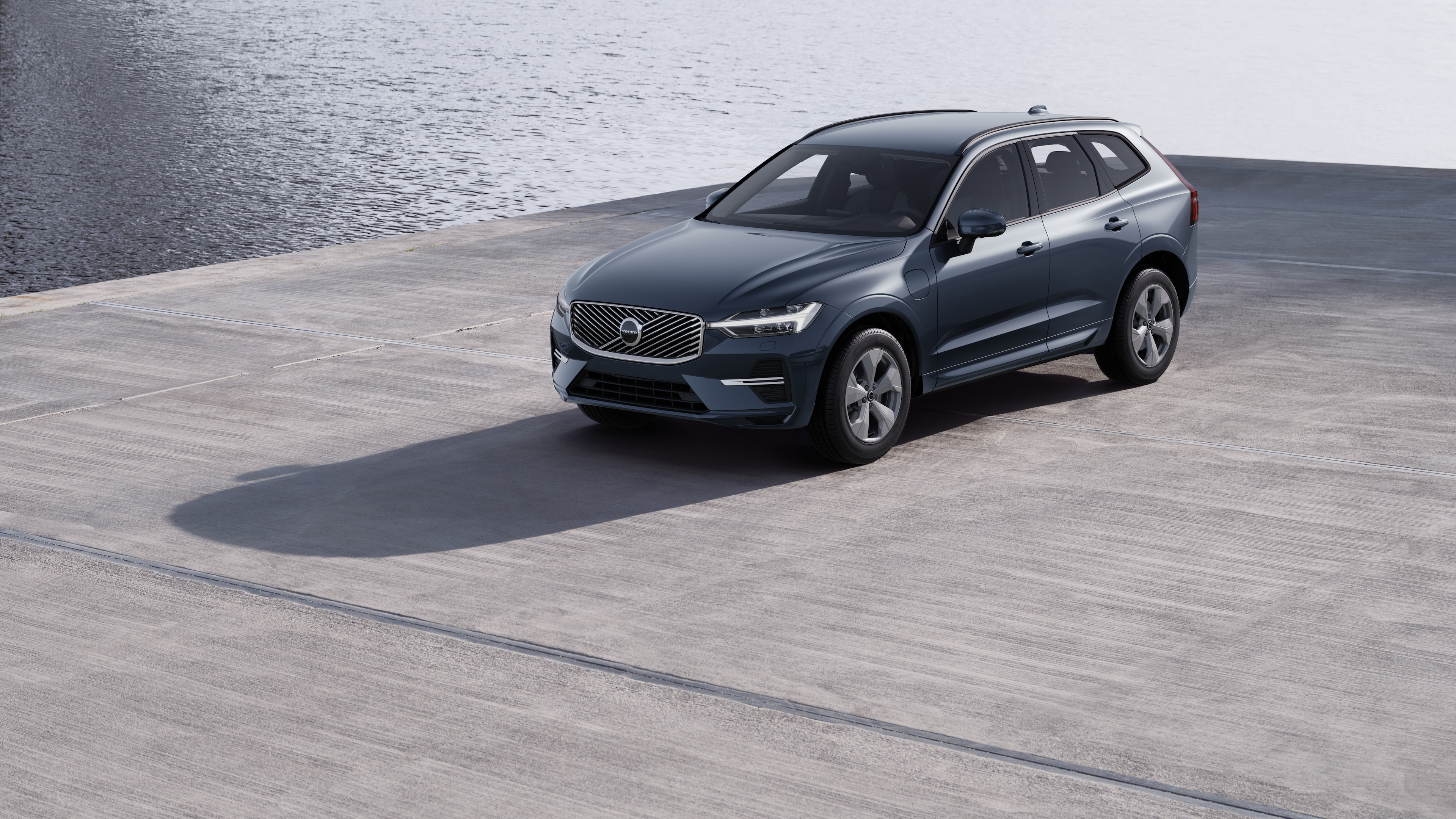 Volvo-auton ulkopuoli kolmen neljäsosan näkymässä teollisuuden betoniseinää vasten.