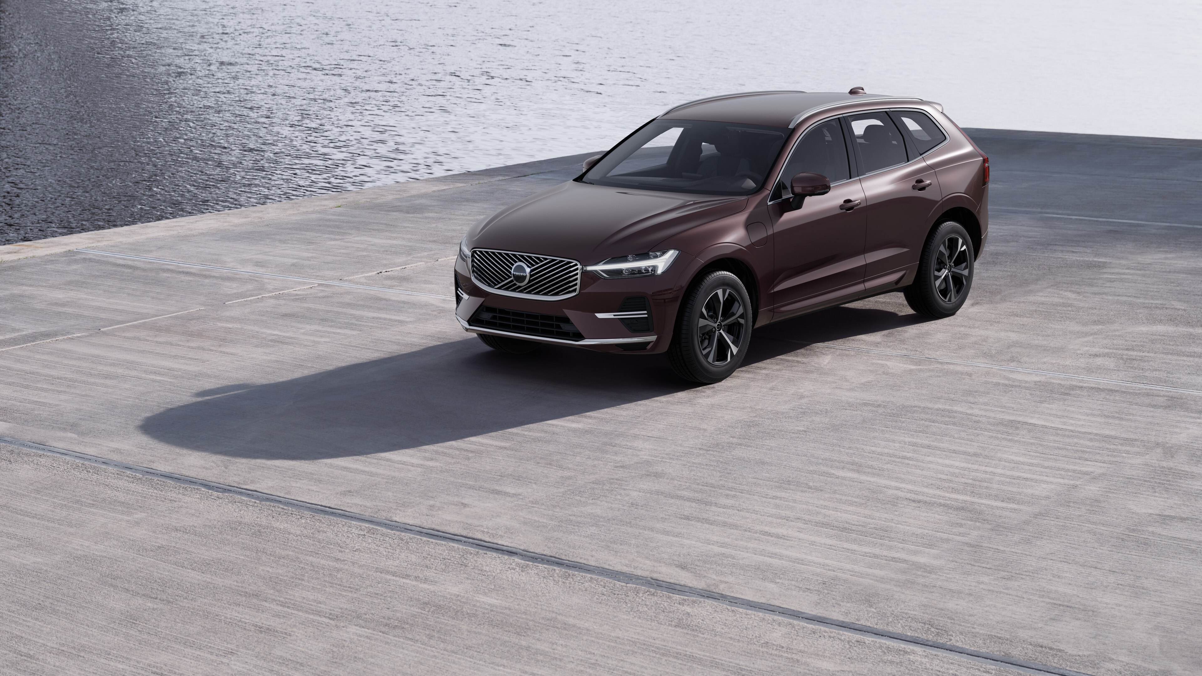 Vue de trois quarts de l’extérieur d’une Volvo sur un fond de mur industriel en béton.