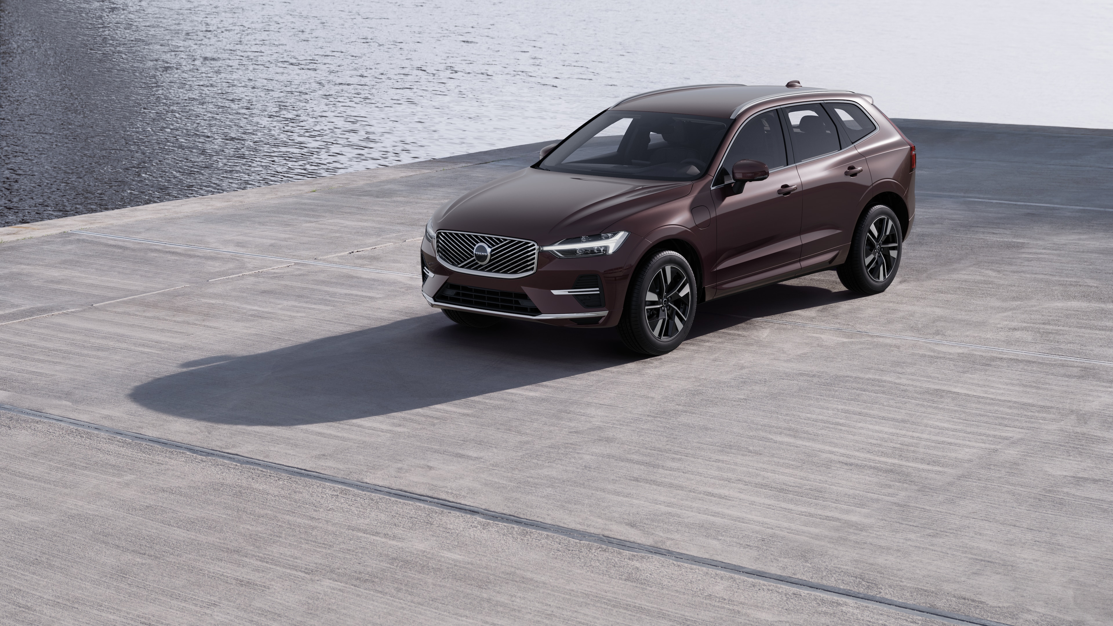 Екстериор на автомобил Volvo с изглед от три четвърти на фона на индустриална бетонна стена.