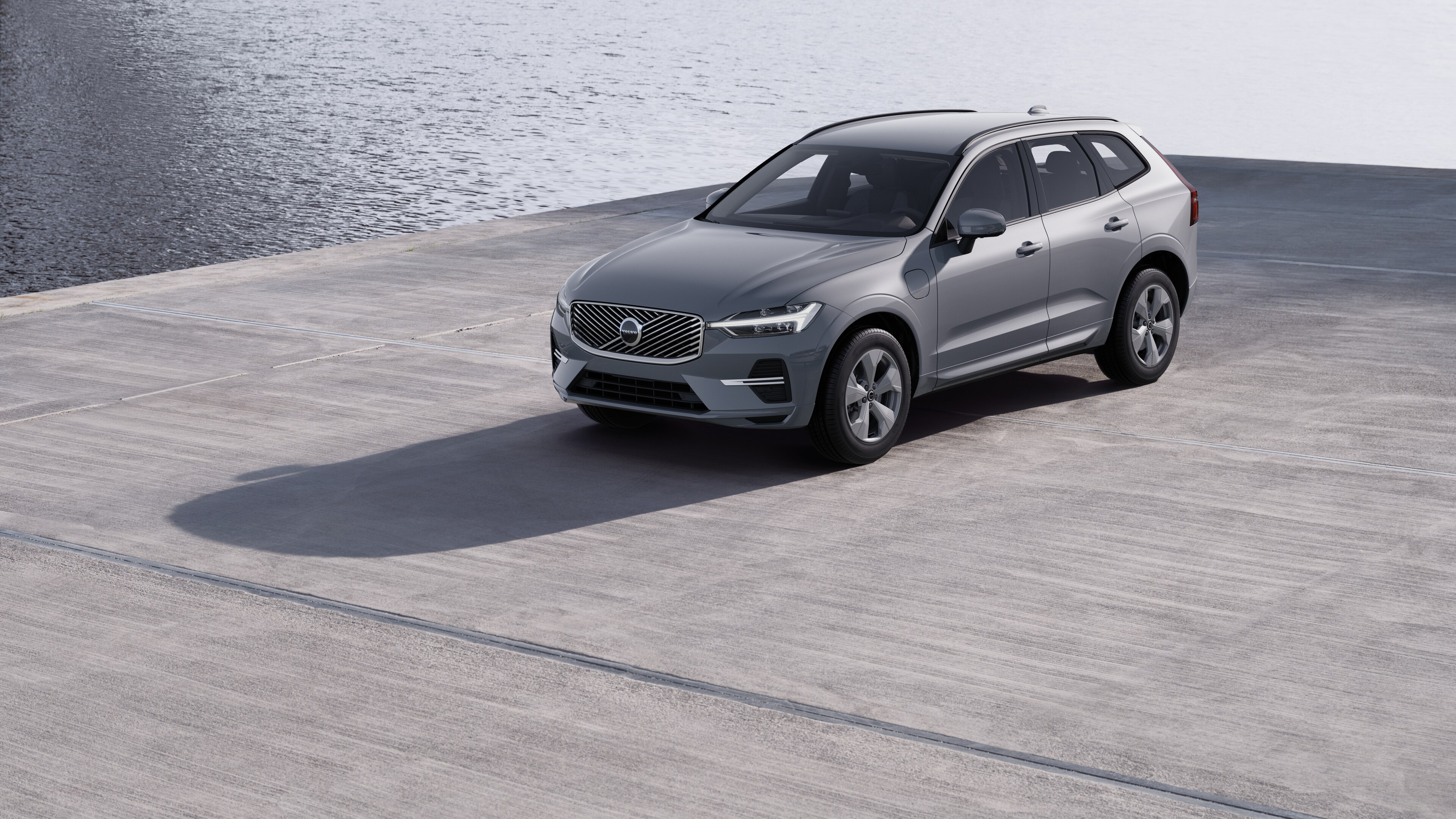 Esterno di un'auto Volvo visto di tre quarti sullo sfondo di una parete in calcestruzzo industriale.