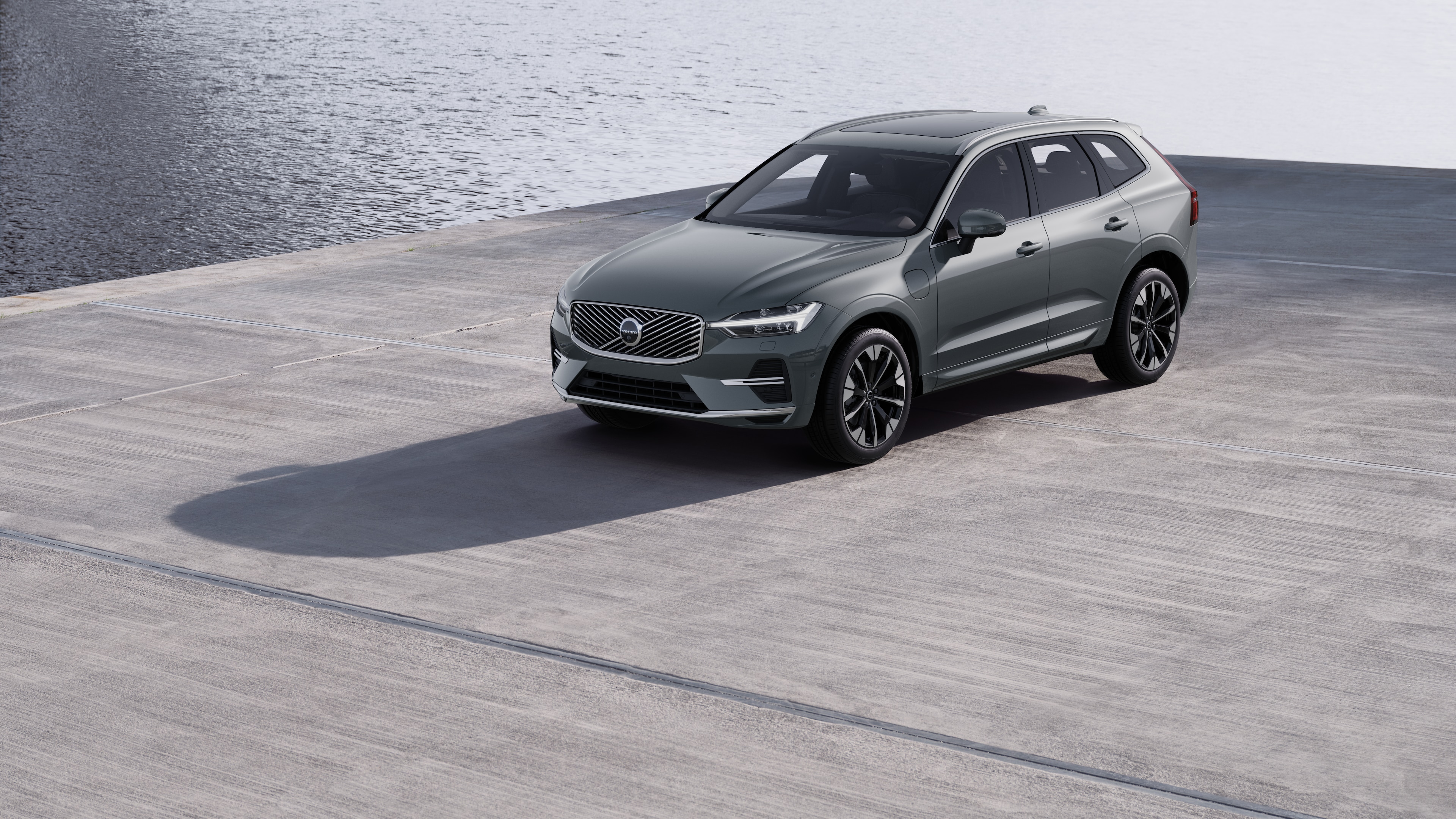 Екстер'єр автомобіля Volvo з оглядом у три чверті на тлі промислової бетонної стіни.