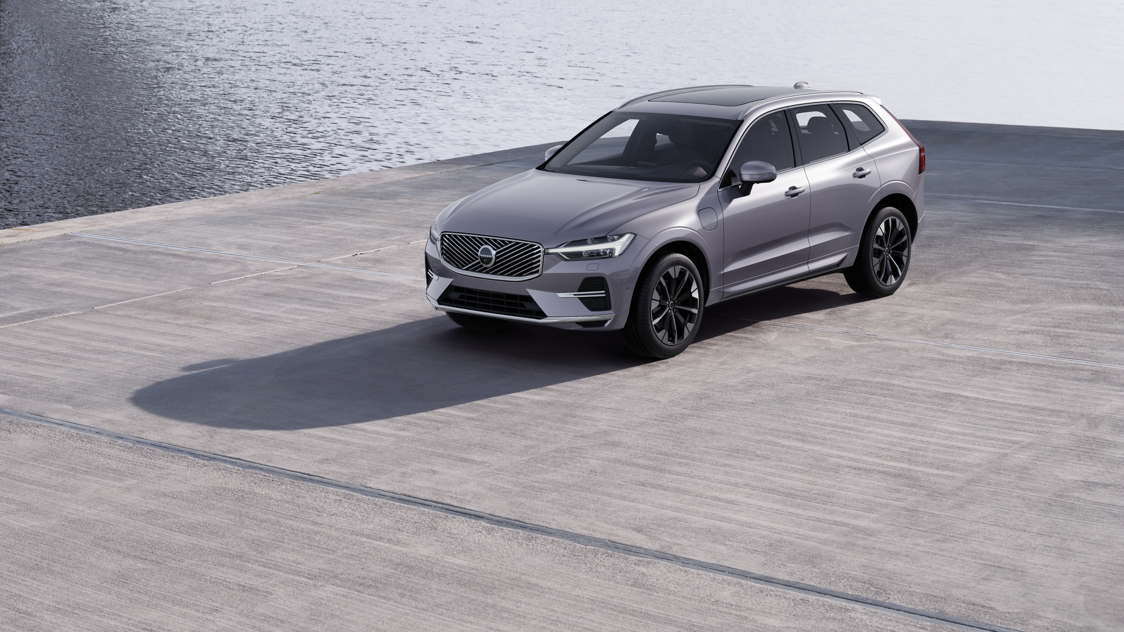 Екстер'єр автомобіля Volvo з оглядом у три чверті на тлі промислової бетонної стіни.