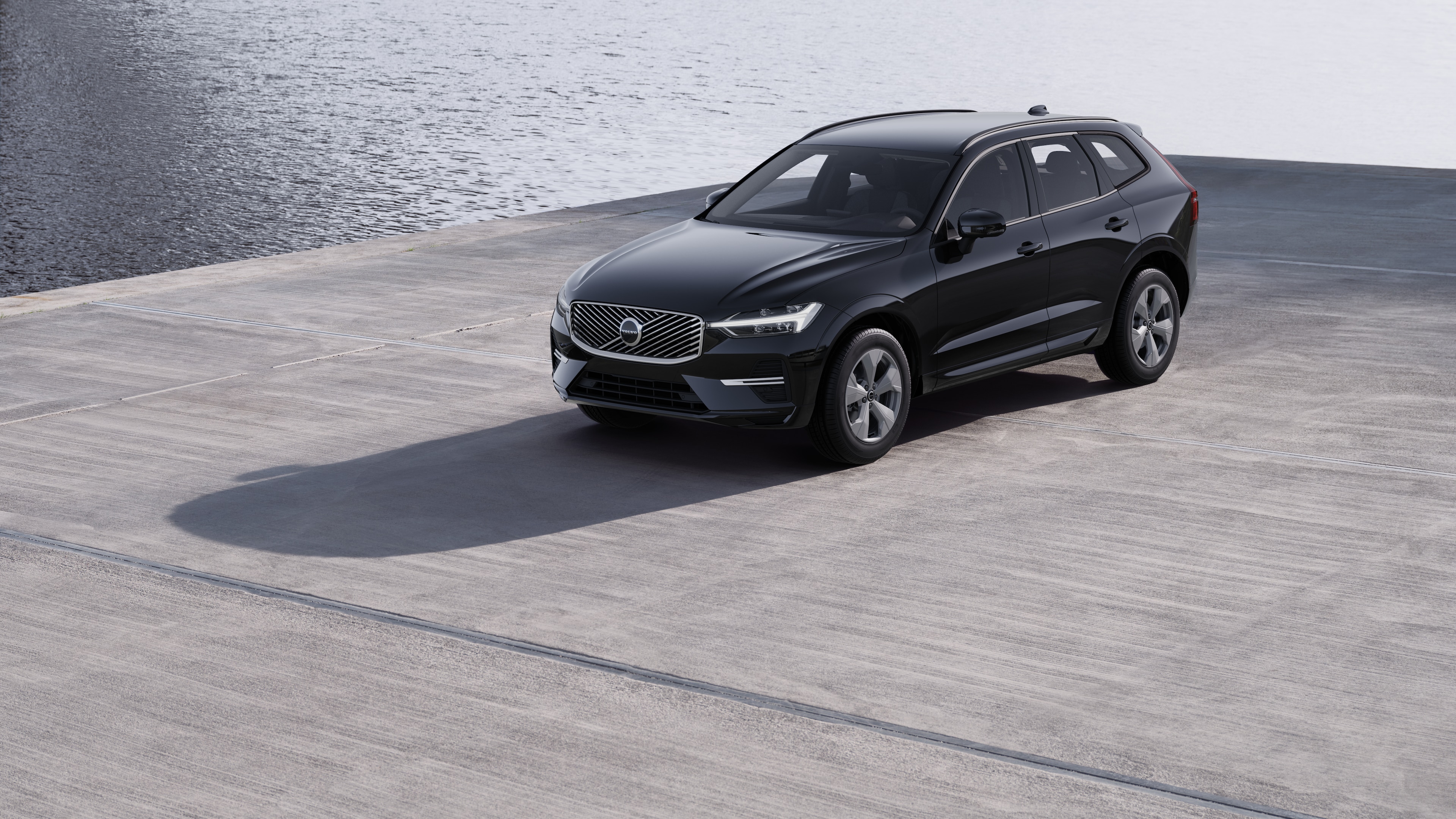 Esterno di un'auto Volvo visto di tre quarti sullo sfondo di una parete in calcestruzzo industriale.