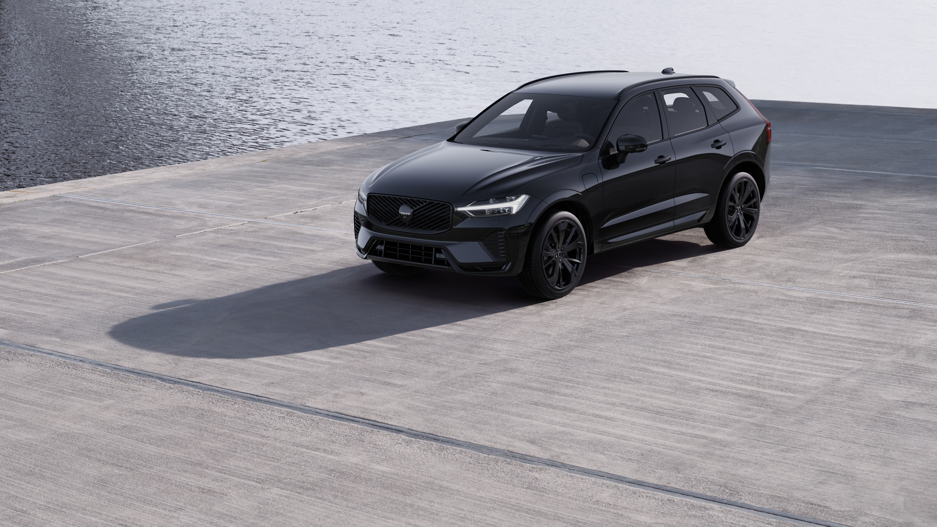 Volvo-auton ulkopuoli kolmen neljäsosan näkymässä teollisuuden betoniseinää vasten.